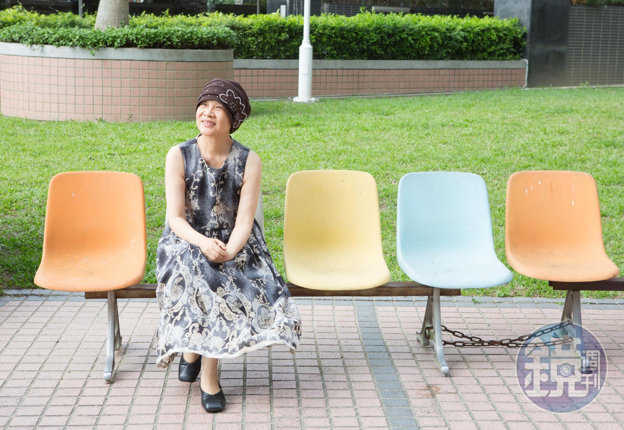 作家顧德莎18歲就離家到紡織廠工作，她把大半生的工廠經驗寫成了小說。