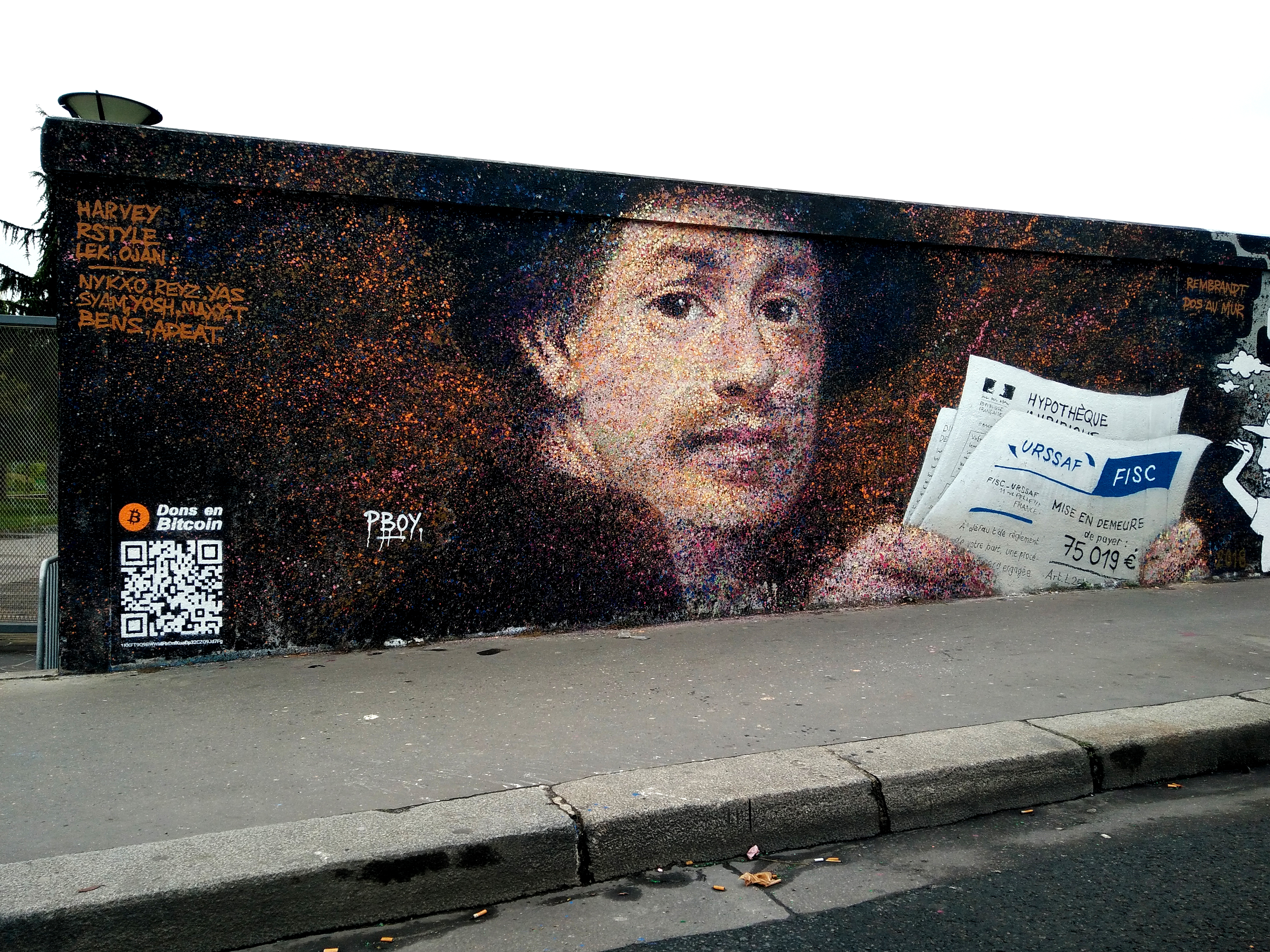 法國街頭藝術結合QR碼，接受民眾贊助。（東方IC）