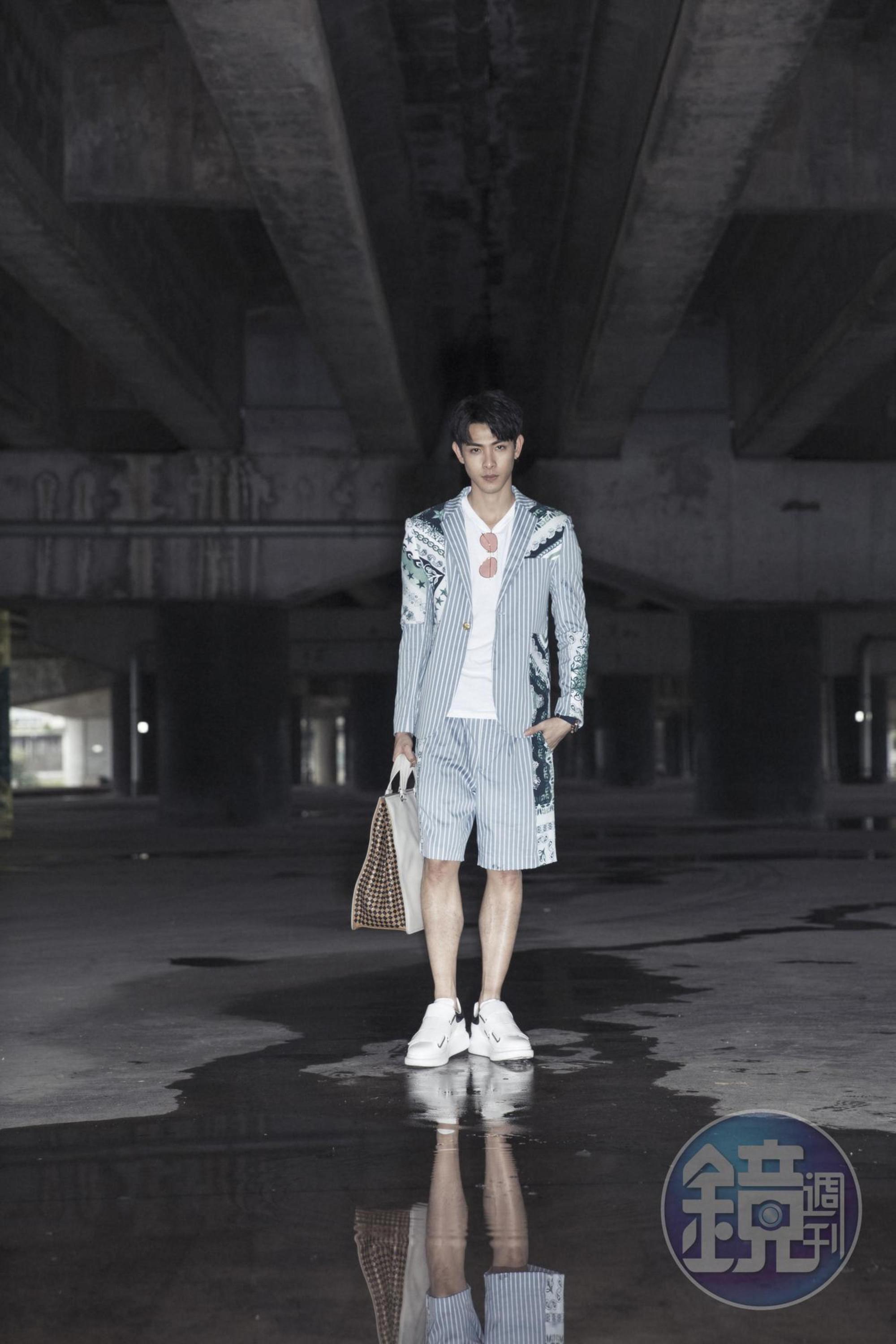 Daniel Wong藍色條紋印花西裝外套，NT$19,800；Daniel Wong藍色條紋印花短褲，NT$8,800；ZARA白T，約NT$390；BOTTEGA VENETA格紋編織小牛皮托特包，NT$118,200；Alexander McQueen白色球鞋，約NT$15,000。