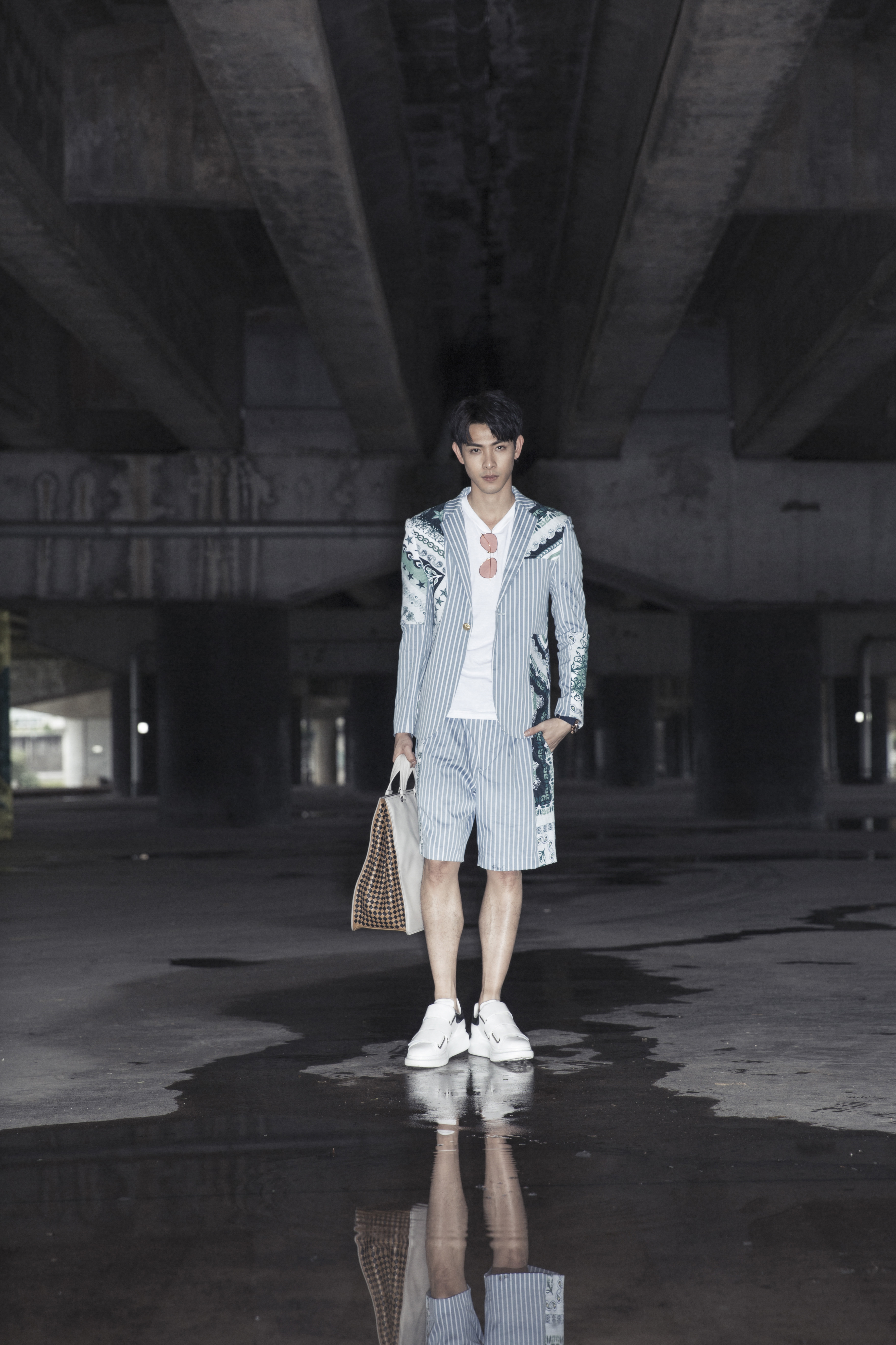 Daniel Wong藍色條紋印花西裝外套，NT$19,800；Daniel Wong藍色條紋印花短褲，NT$8,800；ZARA白T，約NT$390；BOTTEGA VENETA格紋編織小牛皮托特包，NT$118,200；Alexander McQueen白色球鞋，約NT$15,000。