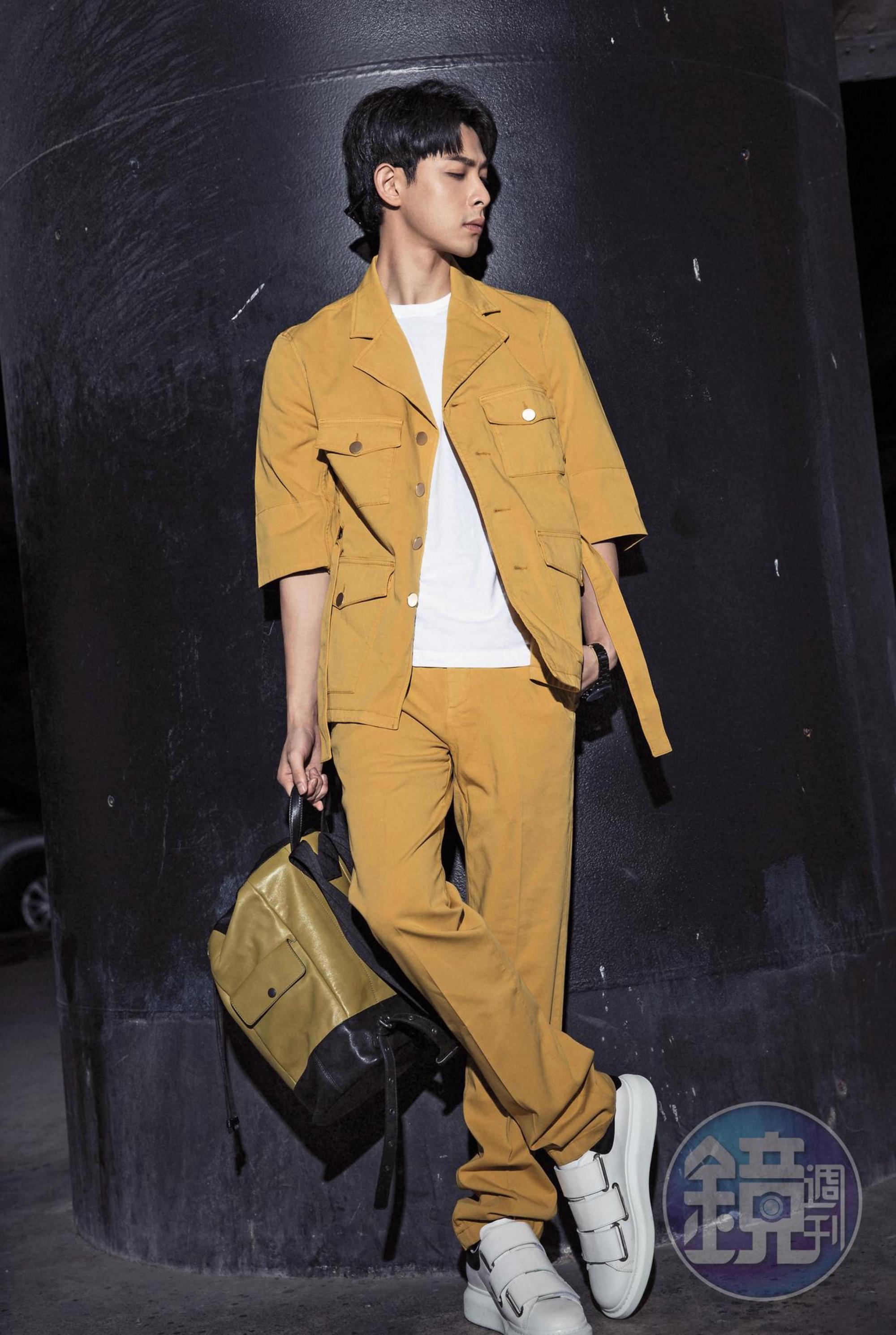 agnès b.黃色五分袖上衣，約NT$4,900；agnès b.黃色工作長褲，約NT$5,600；ZARA白T，約NT$390；BOTTEGA VENETA局部編織撞色小牛皮後背包，NT$104,600；Alexander McQueen白色球鞋，約NT$15,000。