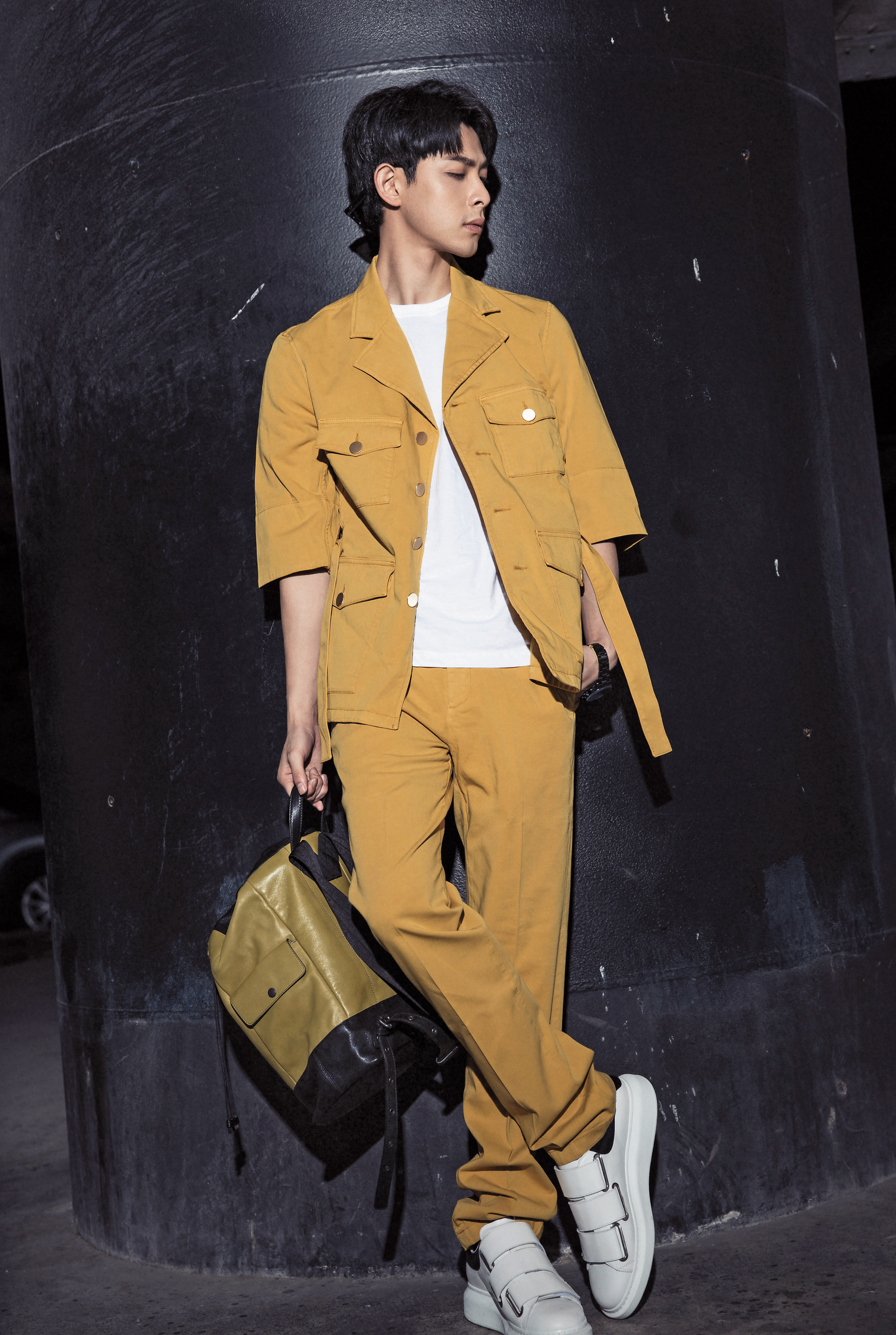 agnès b.黃色五分袖上衣，約NT$4,900；agnès b.黃色工作長褲，約NT$5,600；ZARA白T，約NT$390；BOTTEGA VENETA局部編織撞色小牛皮後背包，NT$104,600；Alexander McQueen白色球鞋，約NT$15,000。