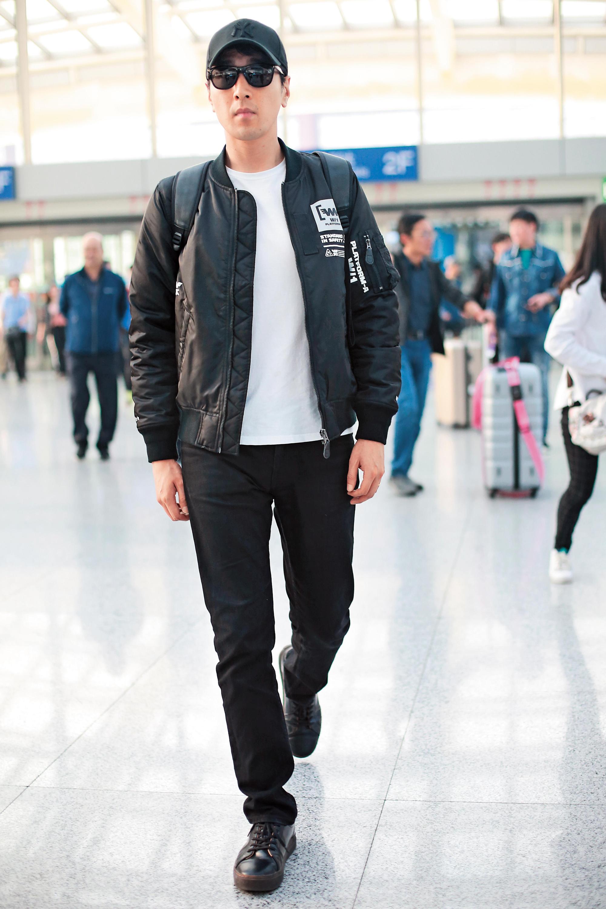 一身黑嘛嘛的打扮，很帥沒錯，但是若換成白T，不但跟棒球外套上的圖騰互相呼應，也能讓整個人顯得更明亮些。（東方IC）