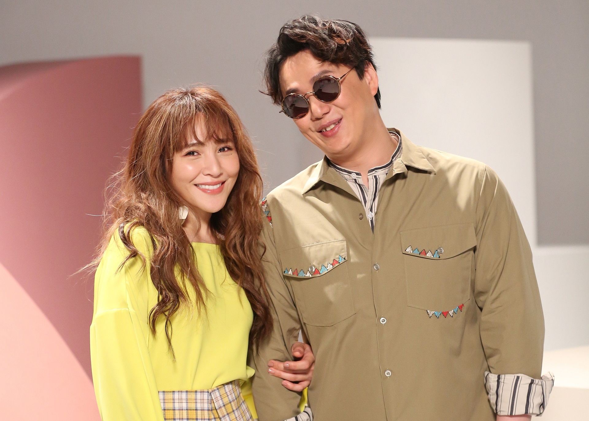 梁文音向蕭煌奇邀歌，兩人並合唱新歌。（環球提供）