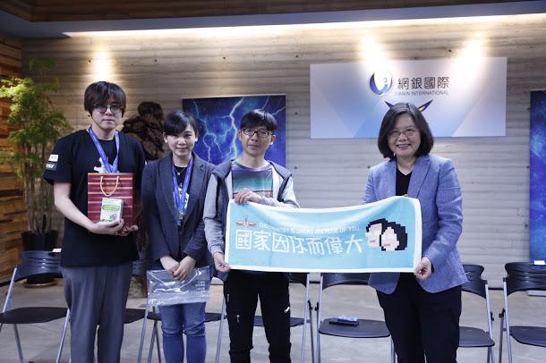 蕭政豪（右二）。（翻攝自網銀國際）