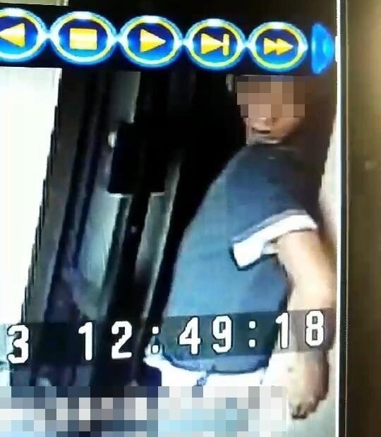 陳男緊貼著牆壁,慢慢潛入宿舍內,似乎在躲避監視器拍攝。(警方提供)