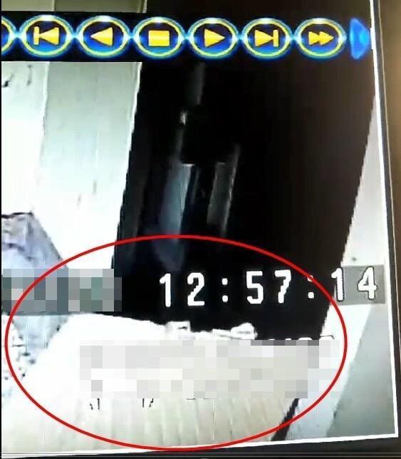 陳男行竊之後,用紙箱遮掩身體逃離。(警方提供)