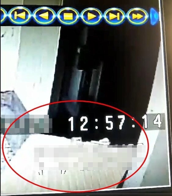 陳男行竊之後,用紙箱遮掩身體逃離。(警方提供)