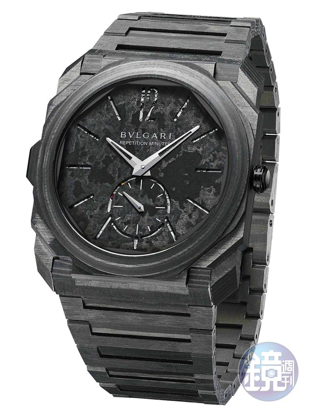 《Octo Finissimo Minute Repeater Carbon》這款三問錶從錶殼、錶帶乃至於面盤皆改為碳纖維材質錶殼,除了聲音傳遞效果更佳,視覺效果更是獨一無二。功能:時間顯示;三問報時/機芯:手上鏈機芯/建議售價:約NT$5,160,000