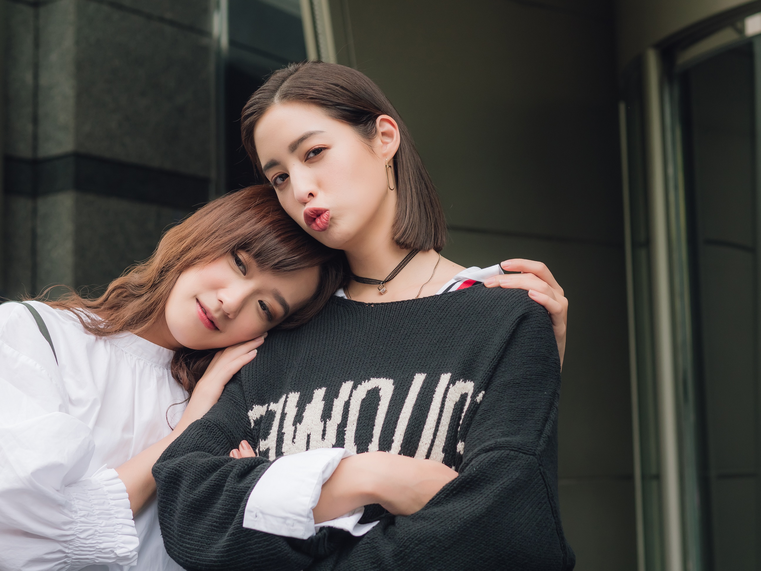 莫允雯（右）與孟耿如戲裡因搶男人而鬧翻，戲外2人感情好得很。（台視提供）