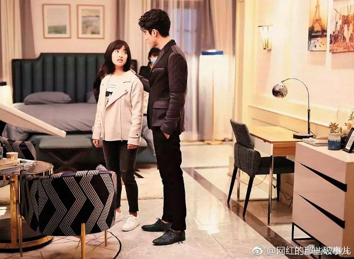 大陸女星沈月（左）在新版《流星花園》飾演杉菜，幾乎每天都要拍戲，為趕拍曾累暈在片場。右為飾演道明寺的王鶴棣（北京萌樣提供）