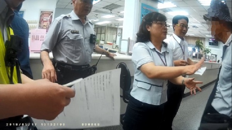 保警與行員一起要阻止江先生提款、折騰了一個多小時。（警方提供）