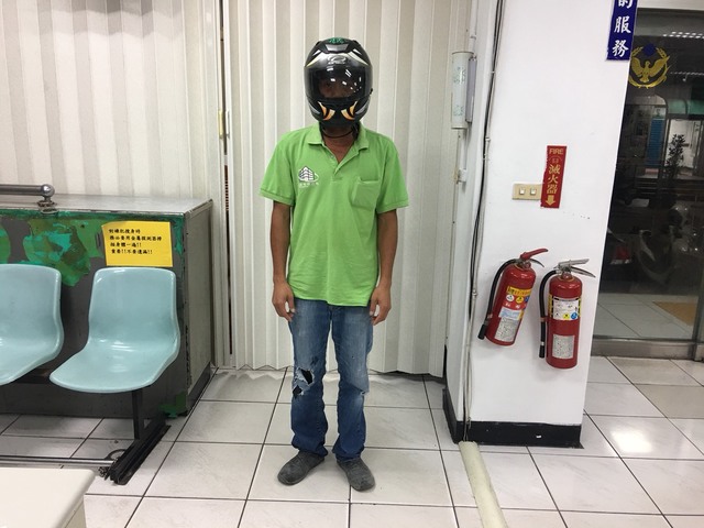 簡男自稱看到小朋友就忍不住，依公然猥褻罪嫌被逮。（翻攝畫面）