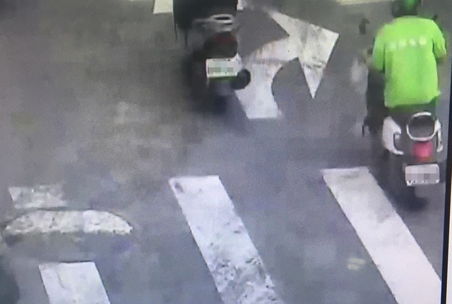 簡男自稱看到小朋友就忍不住，依公然猥褻罪嫌被逮。（翻攝畫面）