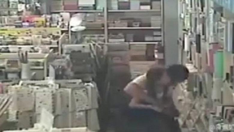 男子疑似故撲倒,抓住女工讀生。(警方提供)