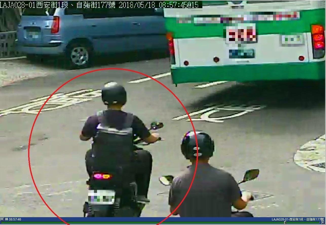 遭監視器拍下身材壯碩騎乘機車的賴姓犯嫌，在連續騷擾同名30歲的蘇姓女老師後遭逮。（警方提供）