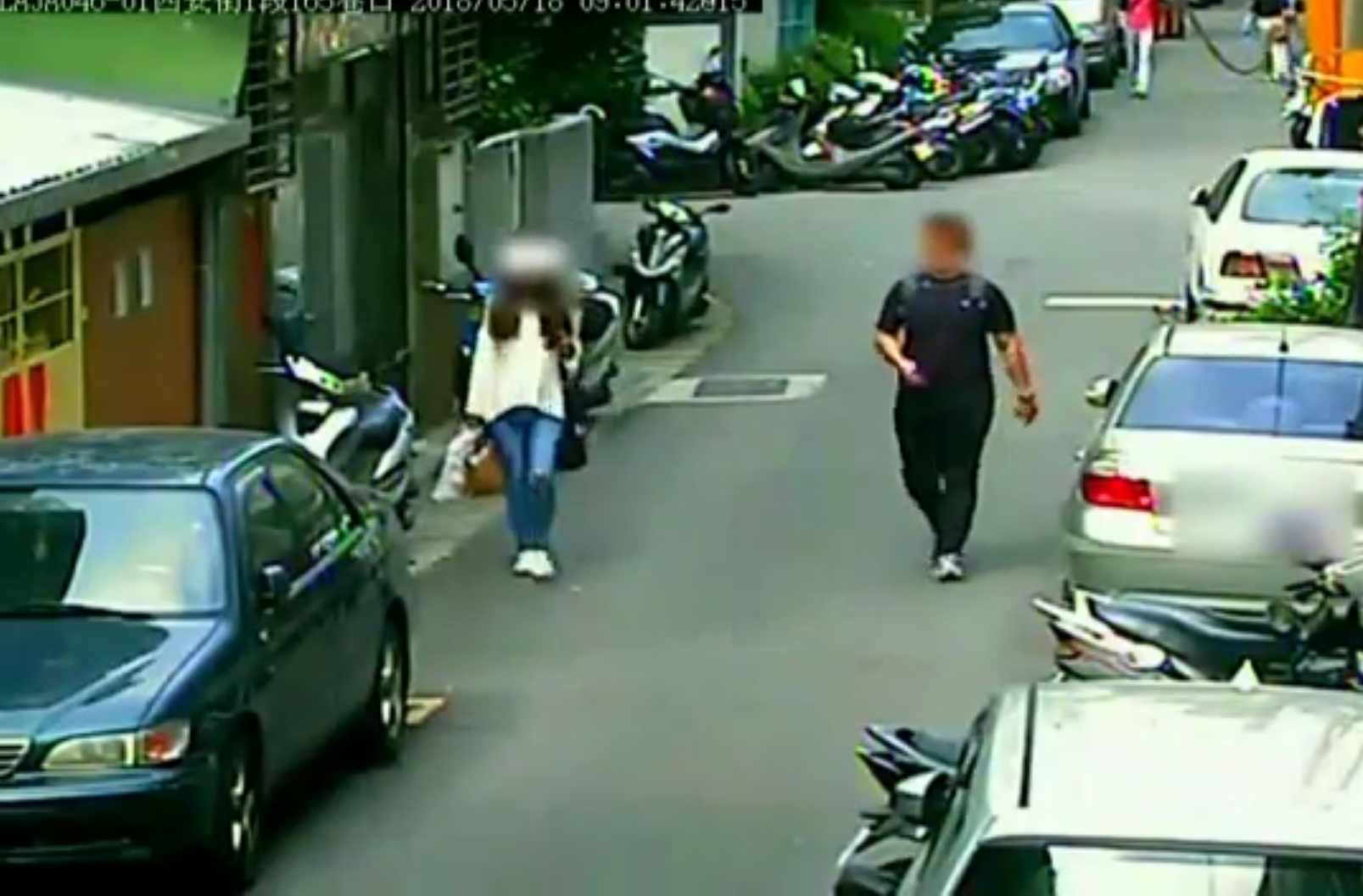 路口監視器顯示，犯下多起案件的北市「溜鳥俠」賴姓男子，只要經過身材姣好之女性，就會不斷眼睛緊盯尾隨。（警方提供）