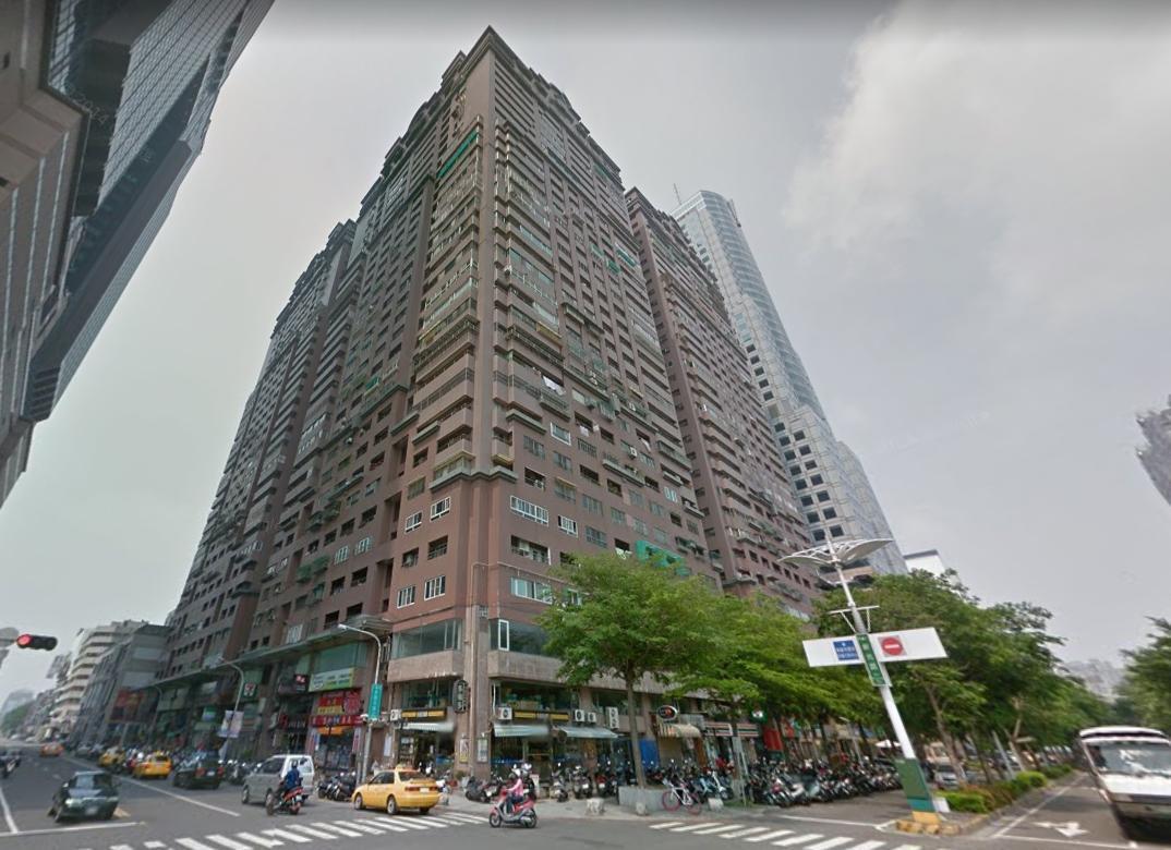 高雄市諾貝爾大樓曾被列為治安重點社區，如今成反毒模範大樓。（翻攝google）