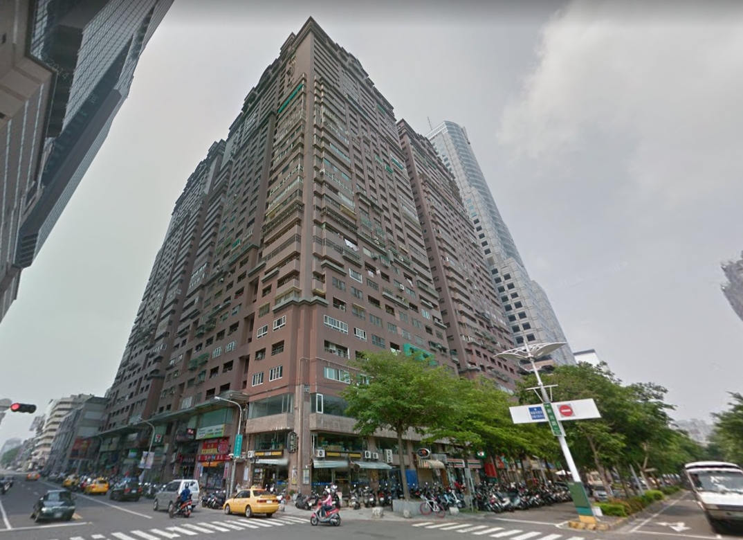 高雄市諾貝爾大樓曾被列為治安重點社區，如今成反毒模範大樓。（翻攝google）