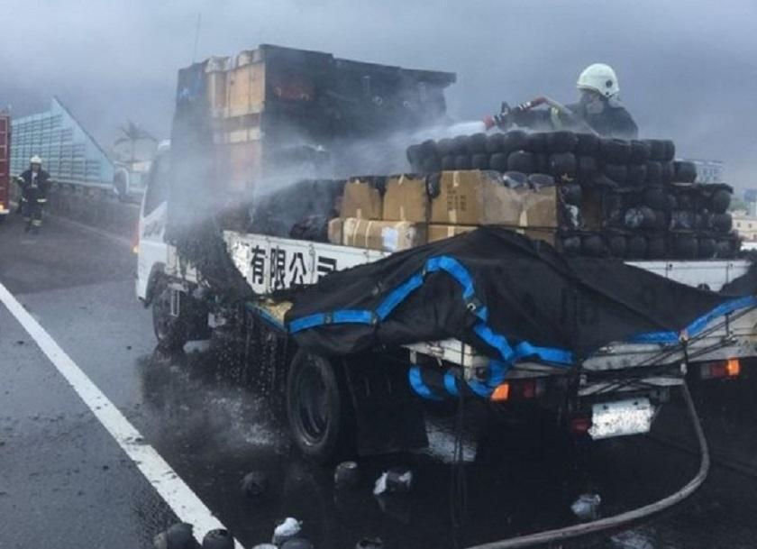 滿載電腦小喇叭的貨車，今早不明原因於國道上起火自燃。（警方提供）