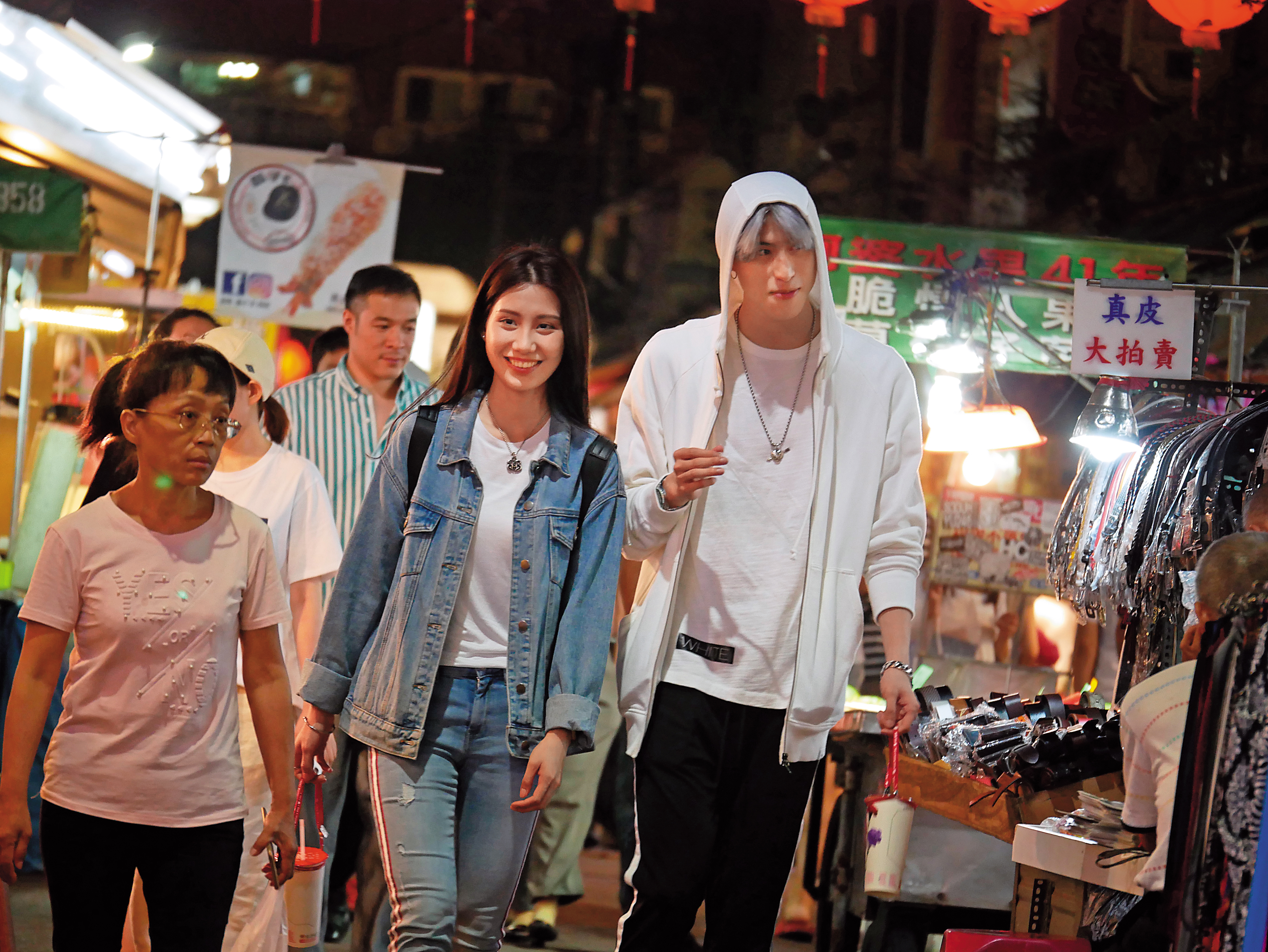 英承晞身材高挑在人群中很顯眼，身旁的長髮妹氣質也不錯。