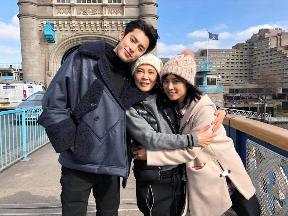 飾演「杉菜」的大陸女星沈月（右），敬業表現讓柴智屏（中）很滿意。左為王鶴棣（翻攝自柴智屏臉書）