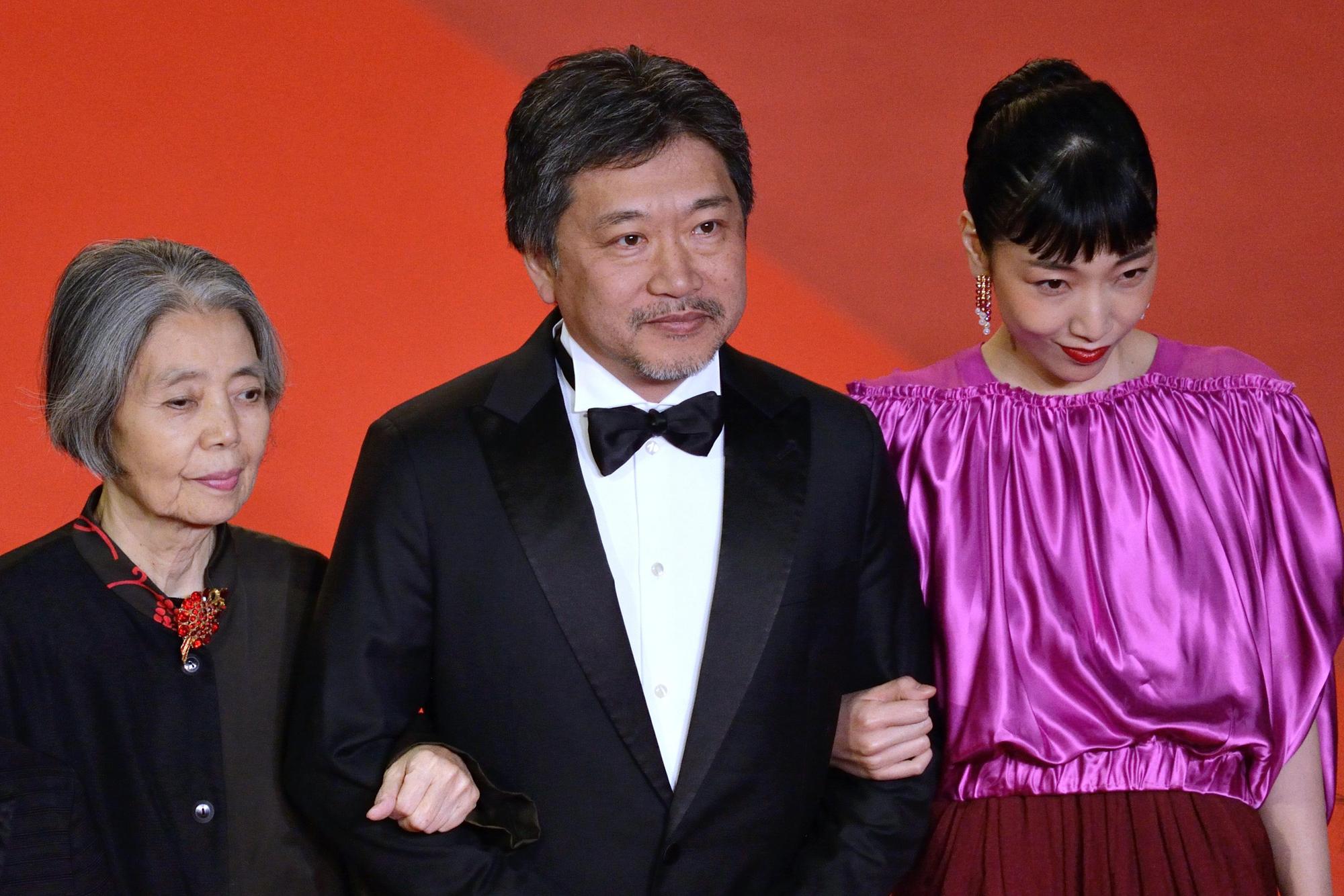 是枝裕和(中)執導的《小偷家族》坎城影展首映紅毯上,他一手挽著老搭檔樹木希林(左),一手挽著女主角安藤櫻。(東方IC)