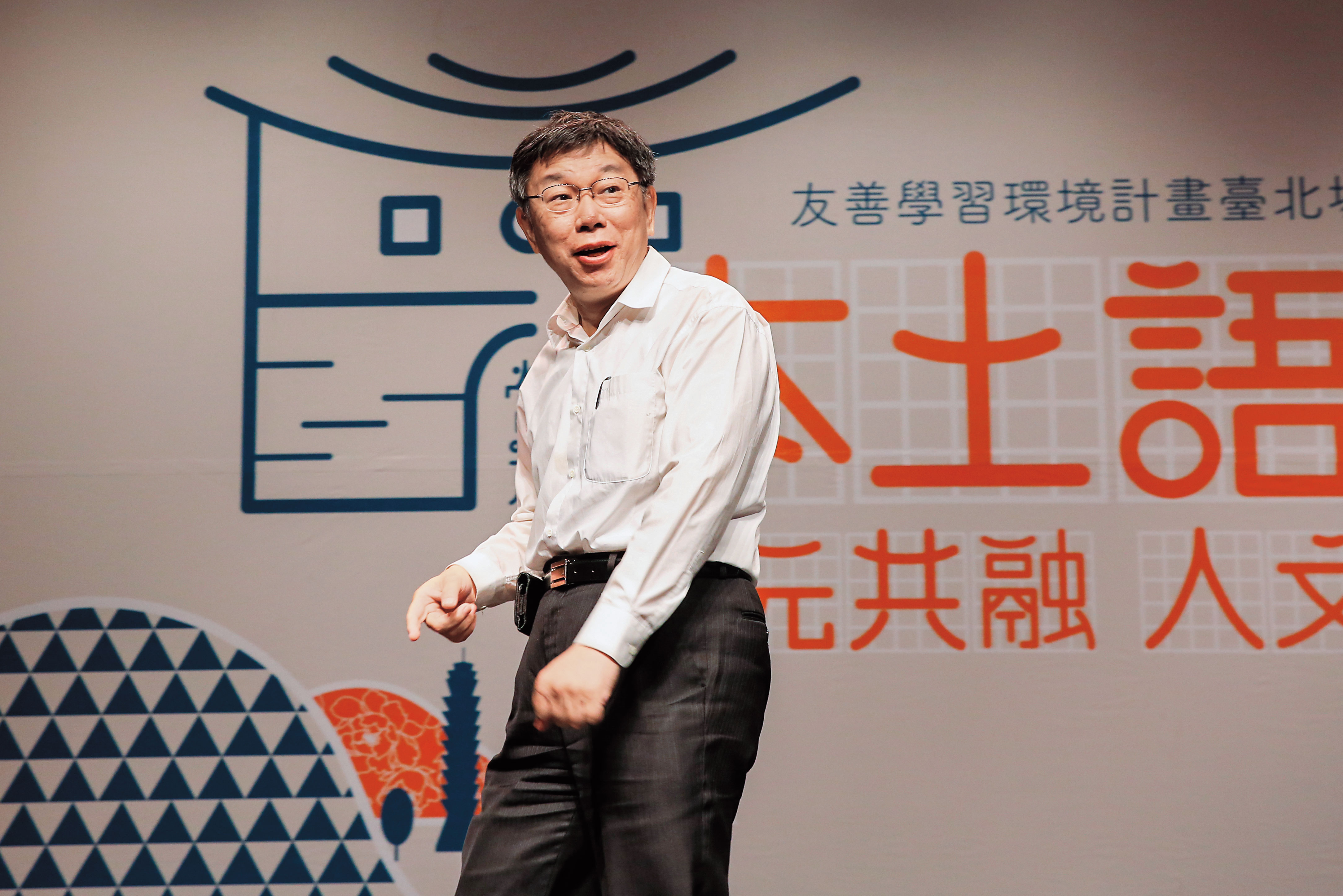 台北市長柯文哲始終堅持基隆輕軌延伸至南港非地下化不可，導致可行性研究只能多案併陳無法定案。