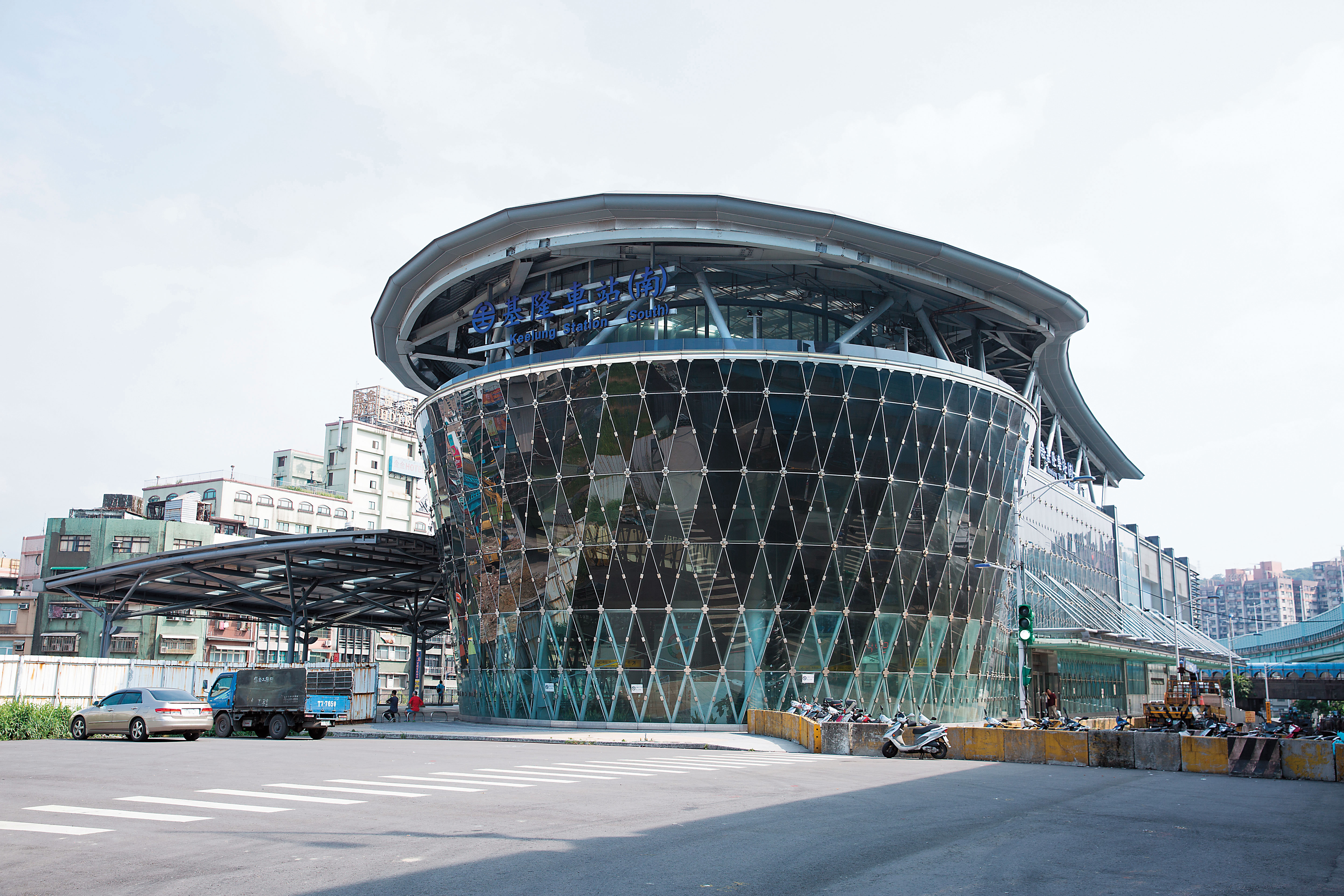 基隆車站經歷改建後，改為半地下式，未來將成為基隆輕軌的起始站。