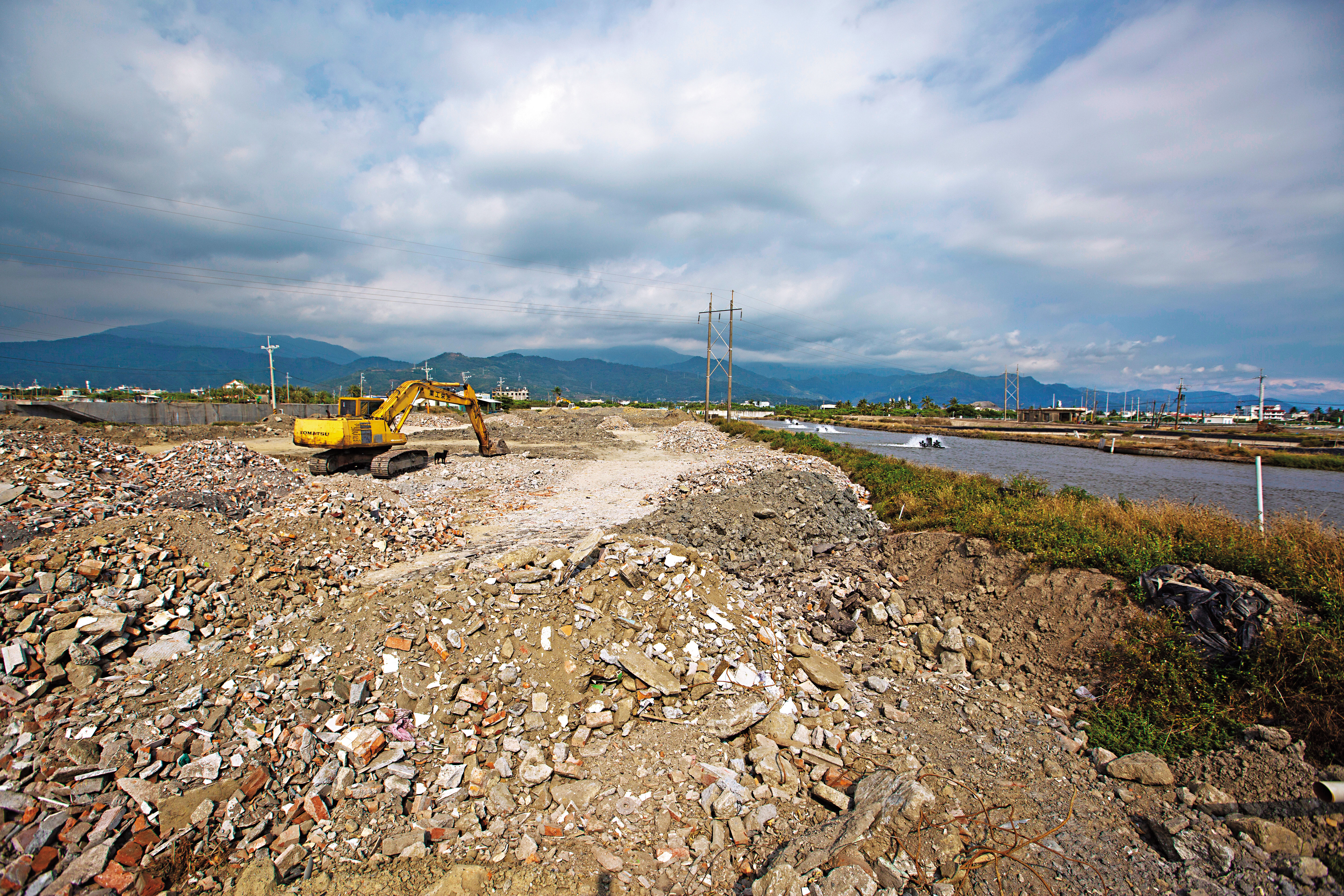 屏東枋寮鄉是石斑魚養殖重要產區，卻遭有害事業廢棄土入侵農地造成汙染。