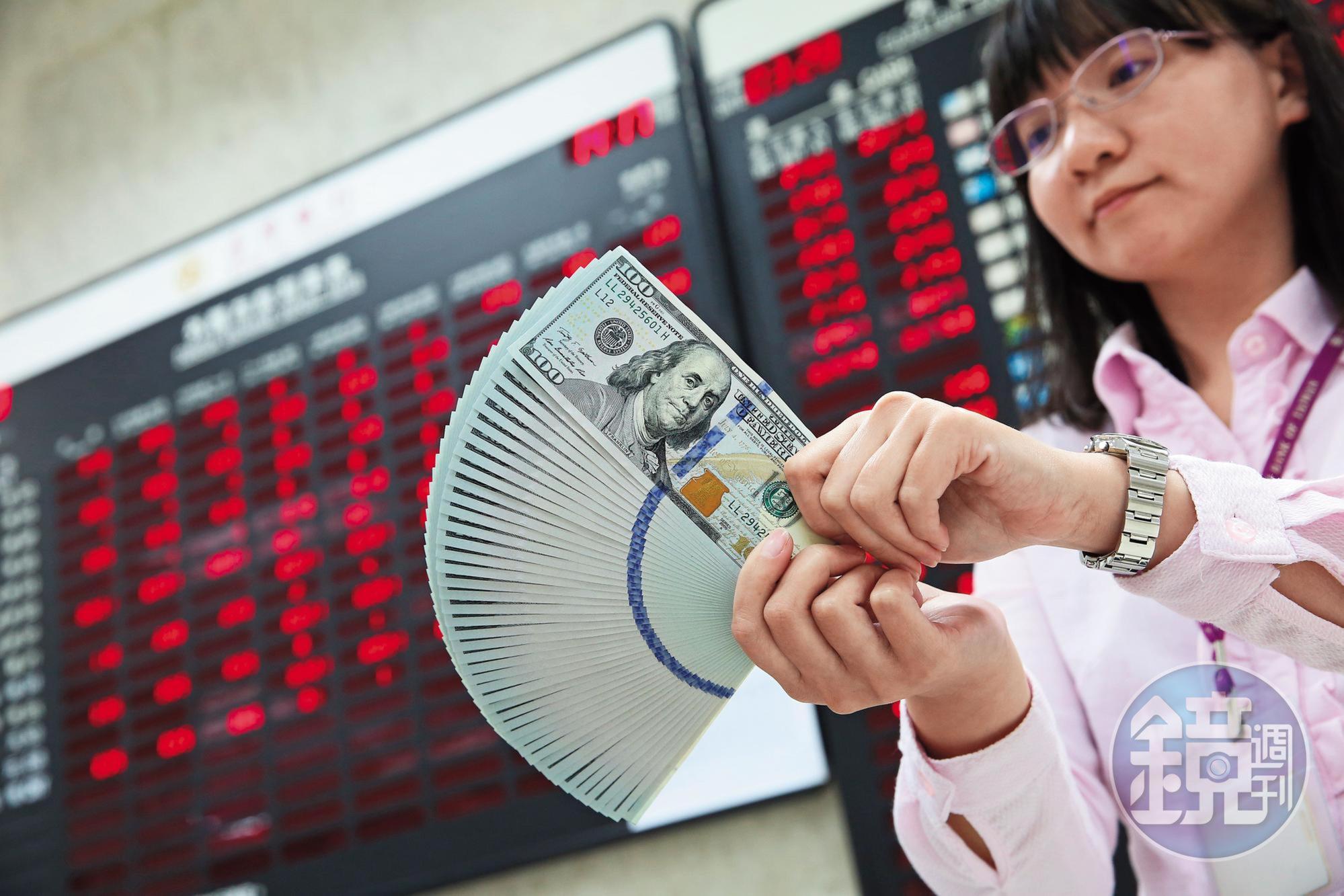 幣值升貶是造成配息金額變動的原因之一,當美元升值,進入新台幣帳戶的美元計價基金息收也會增多。