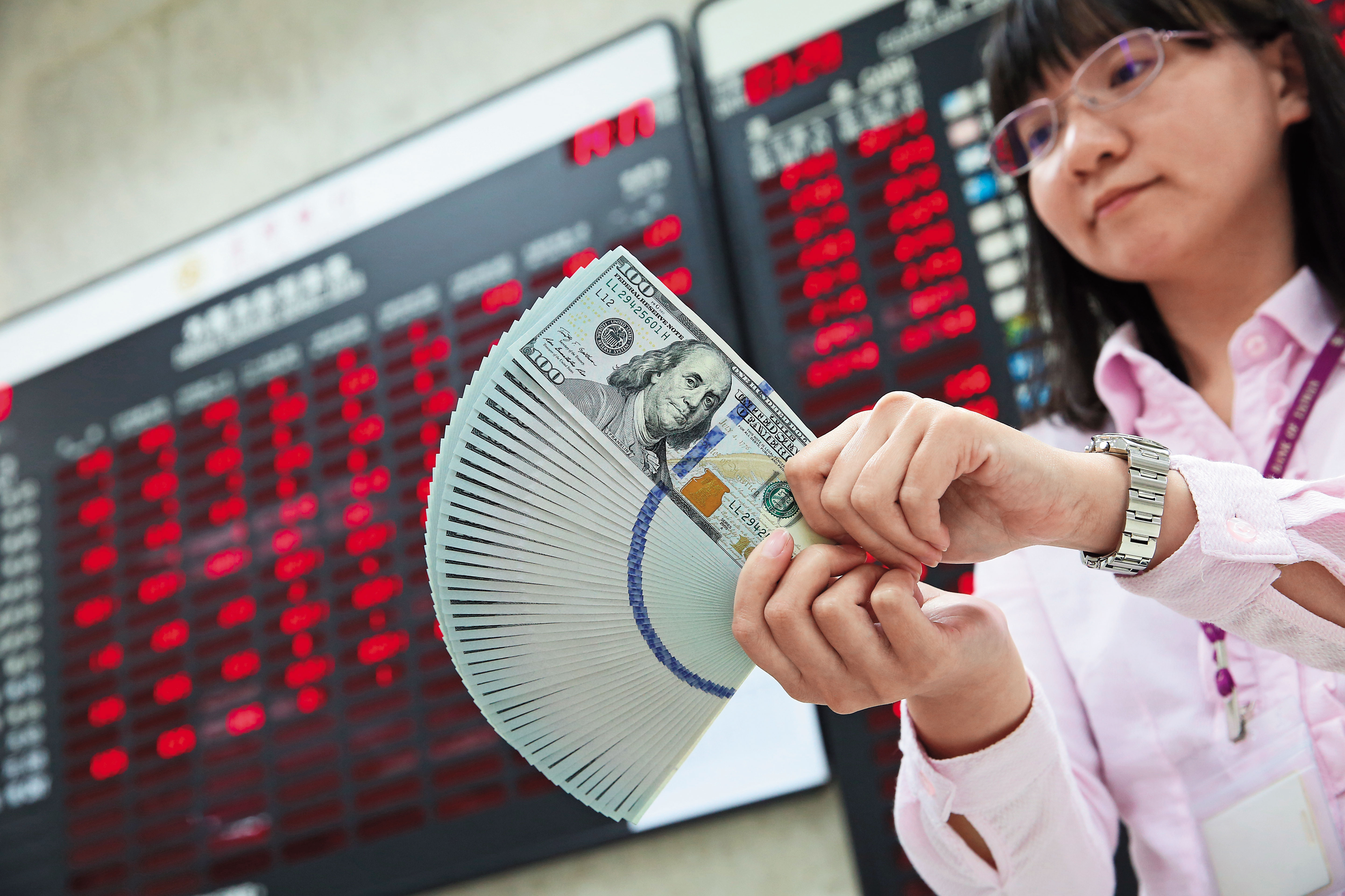 幣值升貶是造成配息金額變動的原因之一，當美元升值，進入新台幣帳戶的美元計價基金息收也會增多。