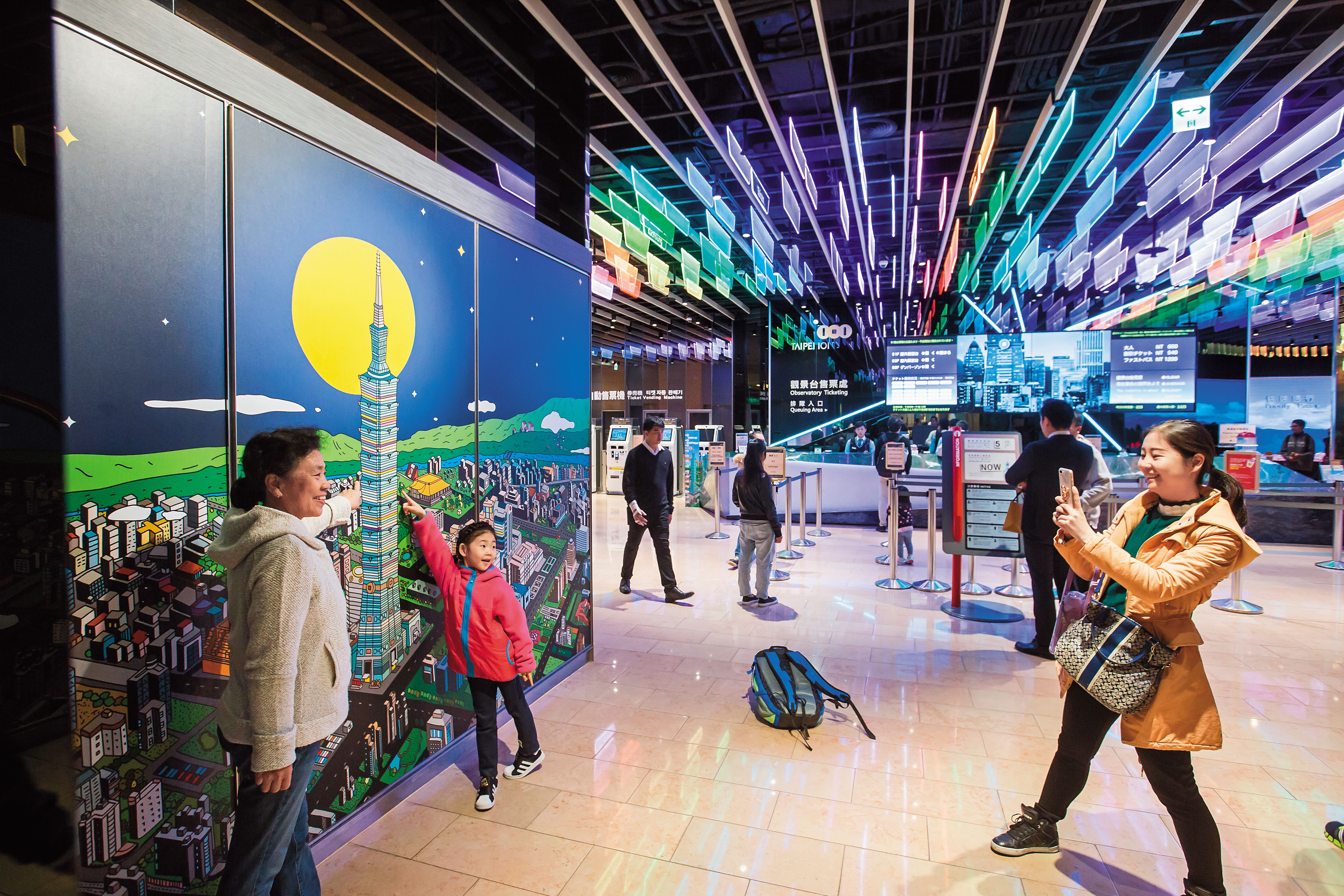 除了外國人不來台灣之外,台灣人自己也不留在台灣消費,觀光旅館業住用率持續滑落。