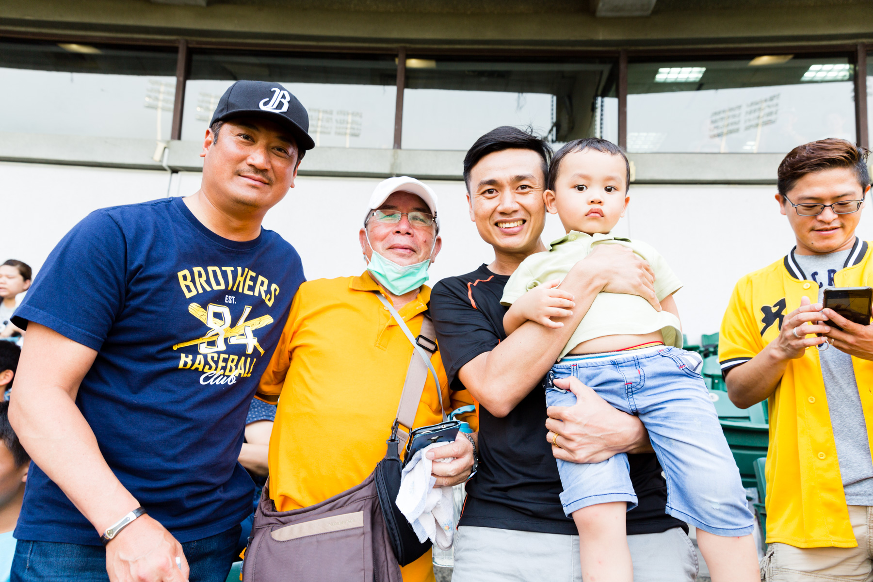 辜仲諒與高雄中路社區孩子，在台中洲際棒球場看球。（中信提供）