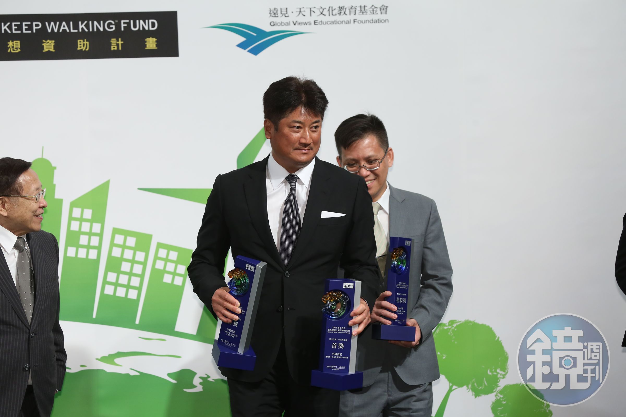 中信慈善基金會今年以「臺灣夢─兒少社區陪伴扎根計畫」、「教育知毒 攜手反毒反毒教育專案」，獲第14屆《遠見雜誌》CSR企業社會責任獎，辜仲諒（中）出席頒獎典禮。