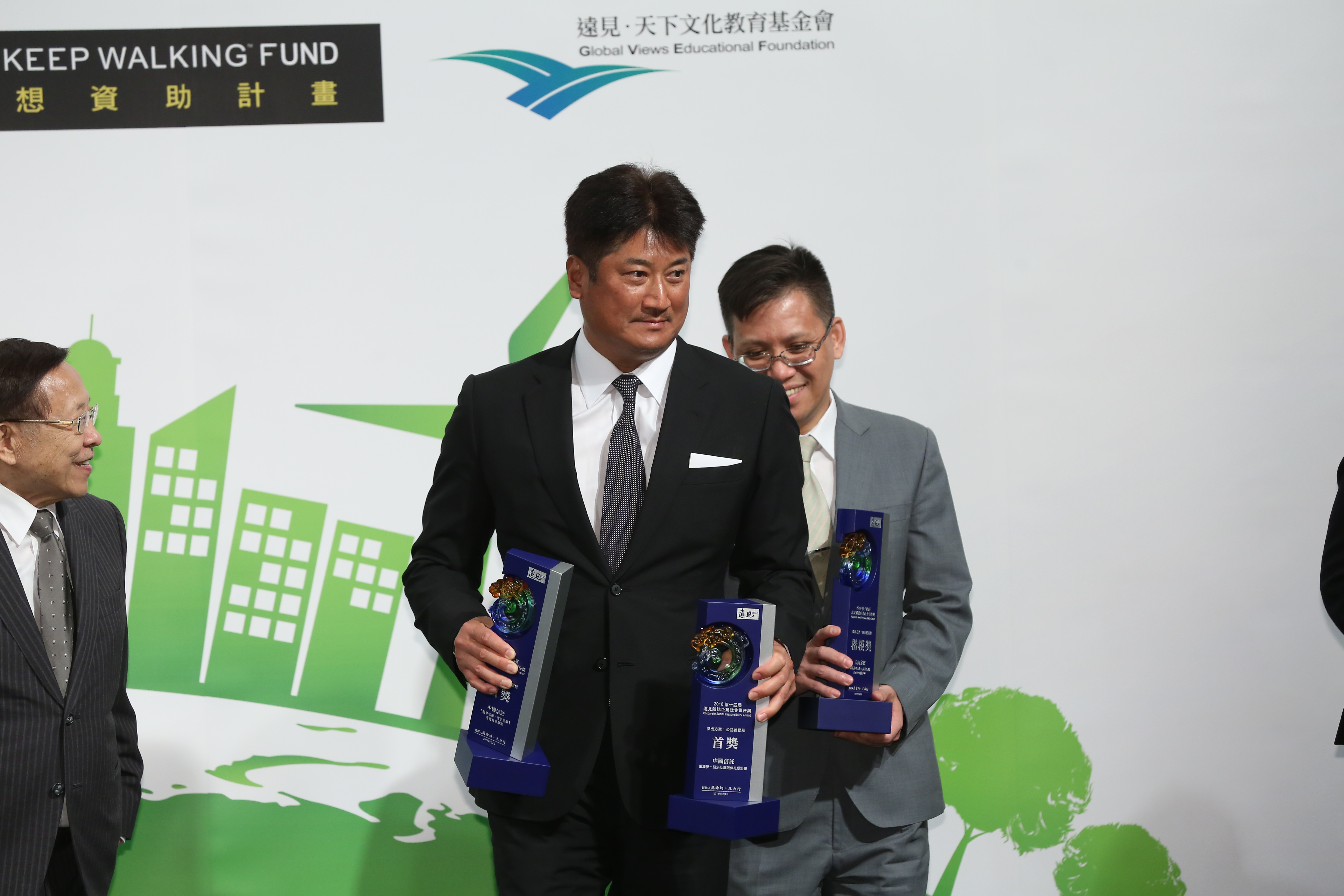 中信慈善基金會今年以「臺灣夢─兒少社區陪伴扎根計畫」、「教育知毒 攜手反毒反毒教育專案」，獲第14屆《遠見雜誌》CSR企業社會責任獎，辜仲諒（中）出席頒獎典禮。