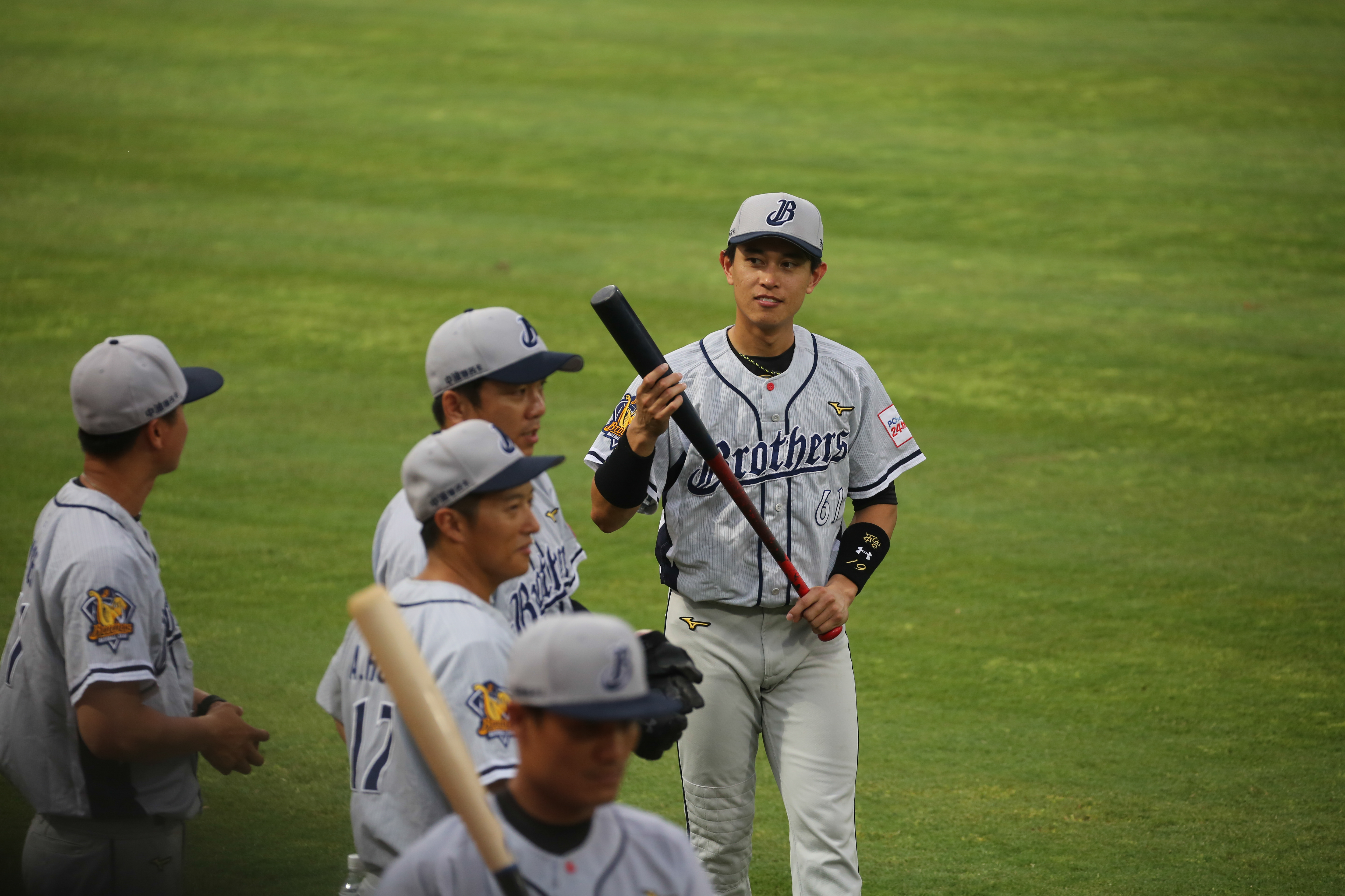 去年球季結束，中信兄弟宣布釋出7名主力球員，引發球迷不滿。