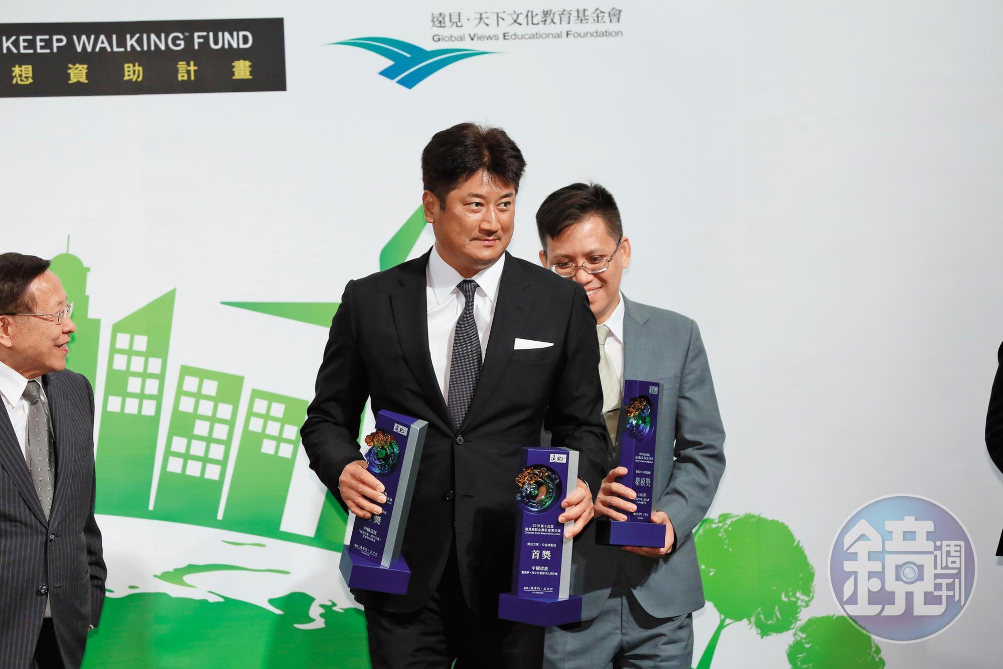 中信慈善基金會今年以「臺灣夢─兒少社區陪伴扎根計畫」、「教育知毒攜手反毒反毒教育專案」,獲第14屆《遠見雜誌》CSR企業社會責任獎,辜仲諒出席頒獎典禮。