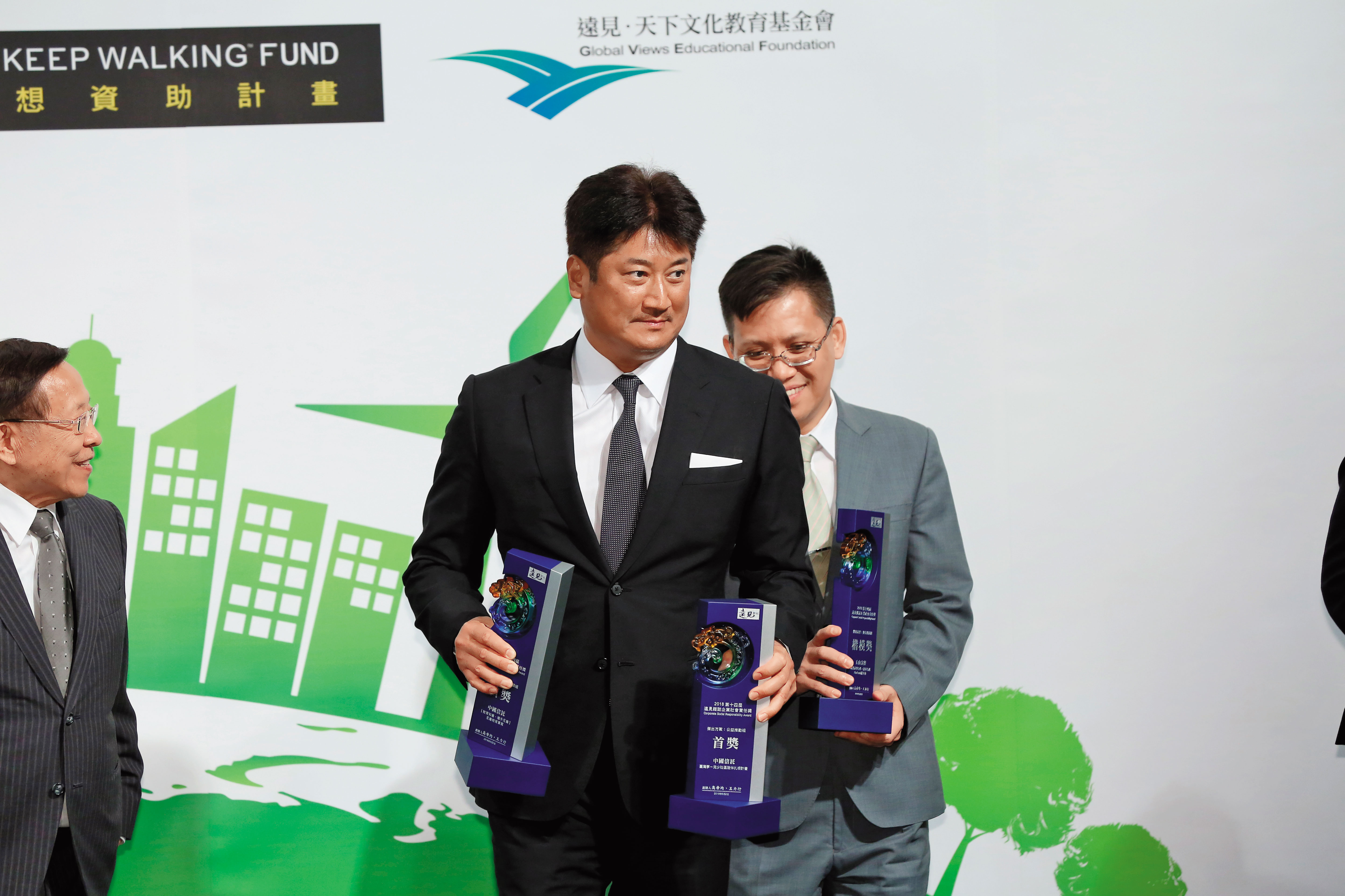 中信慈善基金會今年以「臺灣夢─兒少社區陪伴扎根計畫」、「教育知毒攜手反毒反毒教育專案」，獲第14屆《遠見雜誌》CSR企業社會責任獎，辜仲諒出席頒獎典禮。