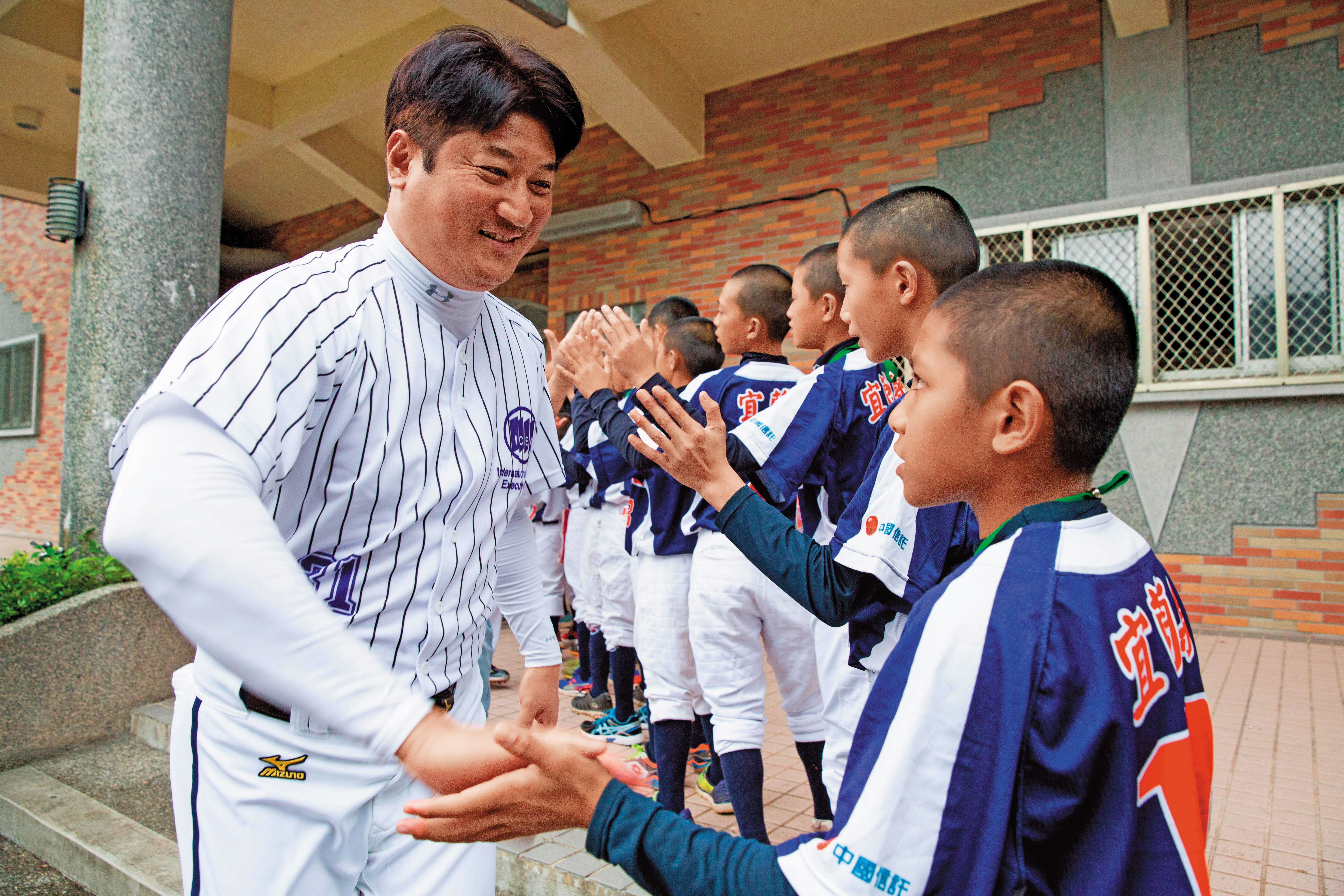 中信慈善基金會董事長辜仲諒（左）從小憧憬成為職棒球員，19日當選棒協理事長，完成他從基層到職業棒球的最後一塊拼圖。（中信金控提供）