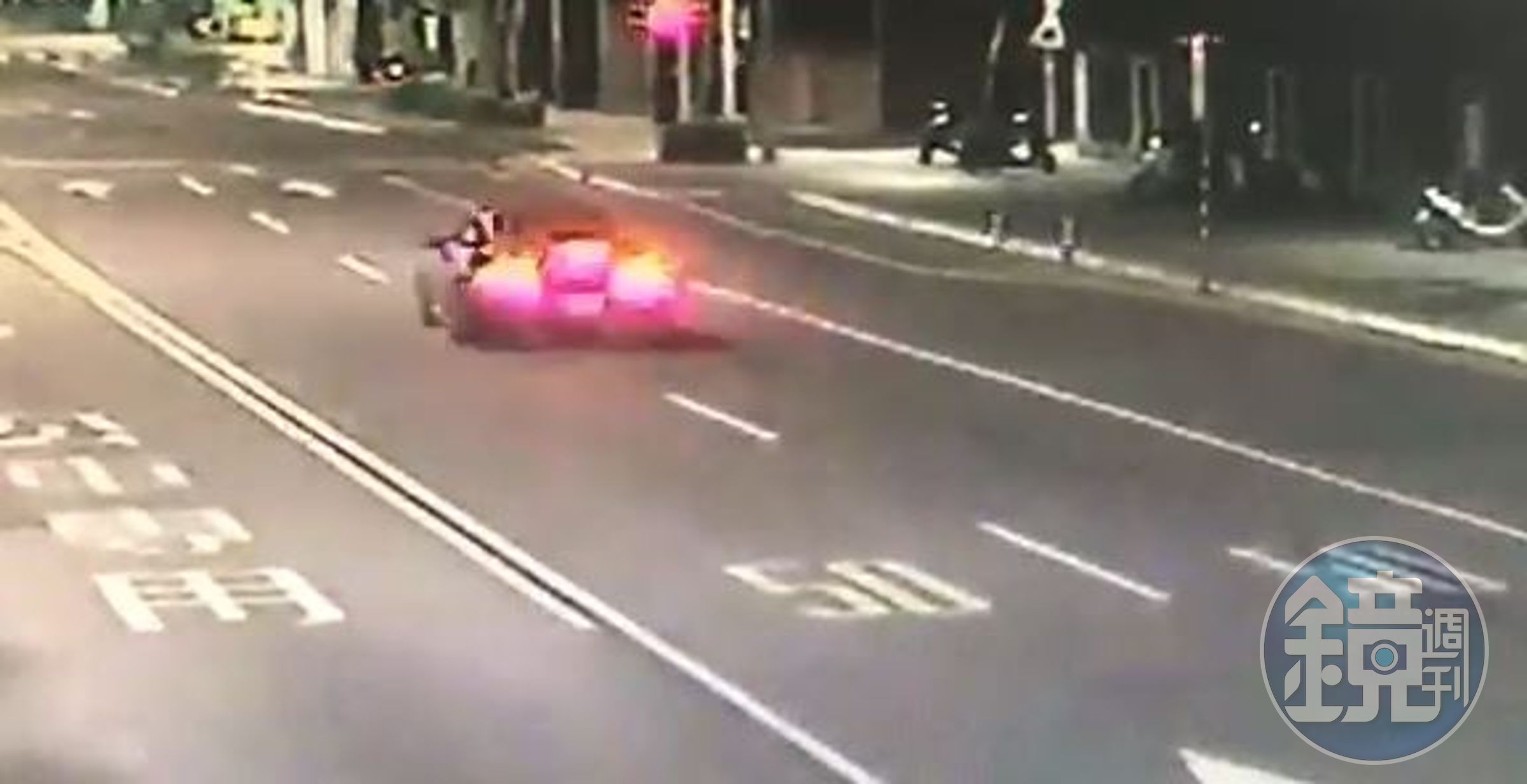江男駕駛藍色保時捷911 turbo轎車，失控撞上分隔島導致車輛起火。（翻攝畫面）