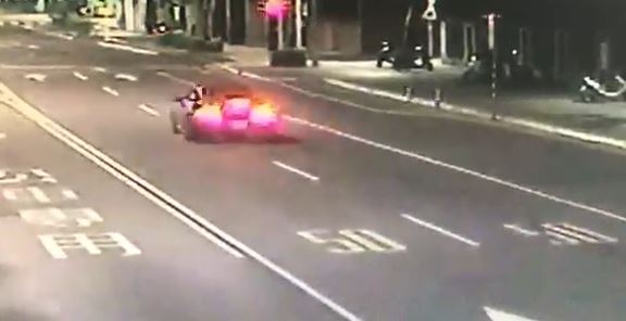 江男駕駛藍色保時捷911 turbo轎車，失控撞上分隔島導致車輛起火。（翻攝畫面）