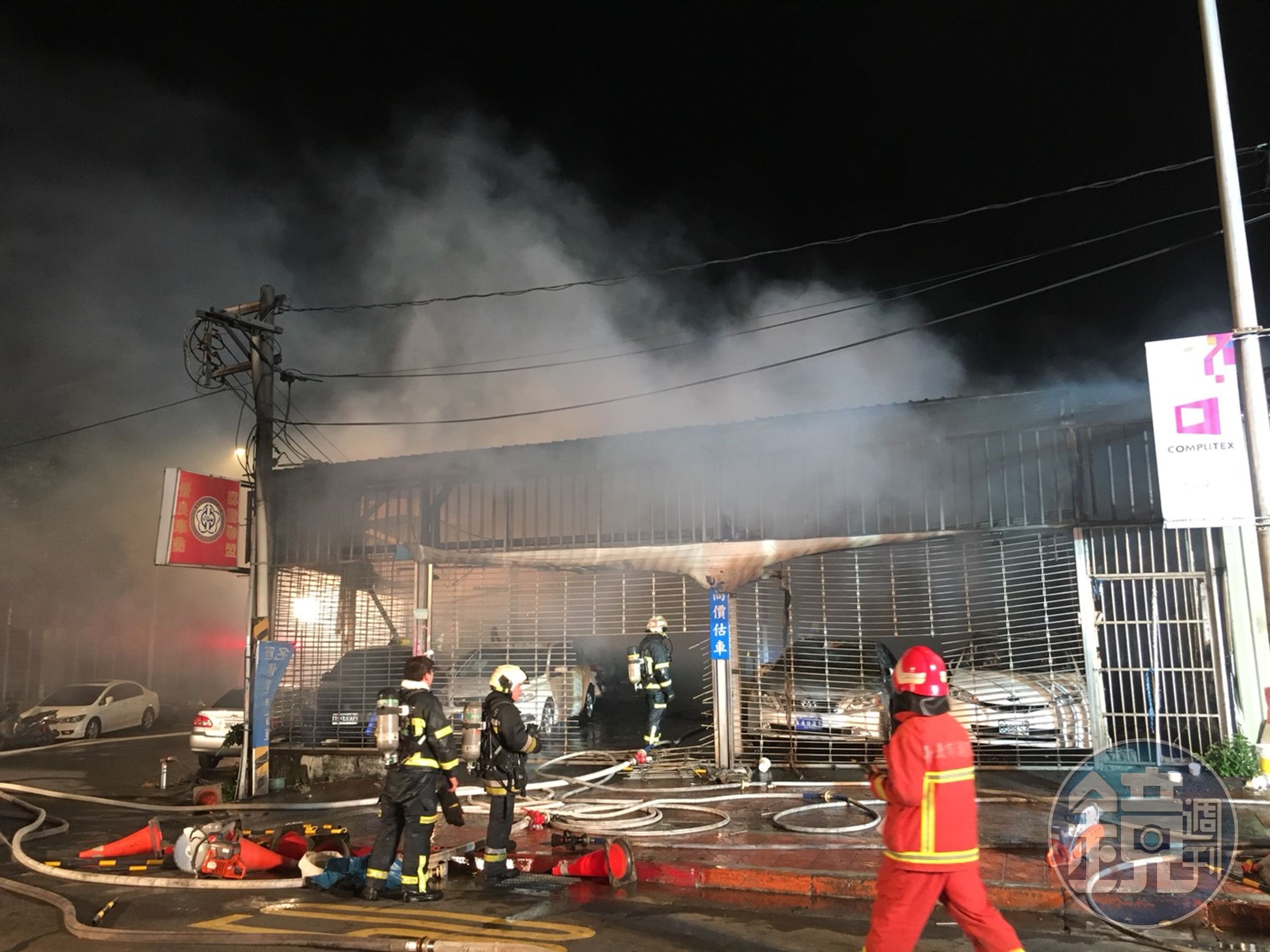 北市南港區深夜發生火警，一間汽車維修廠因不明原因起火，延燒至隔壁的中古車行及隔熱紙公司。