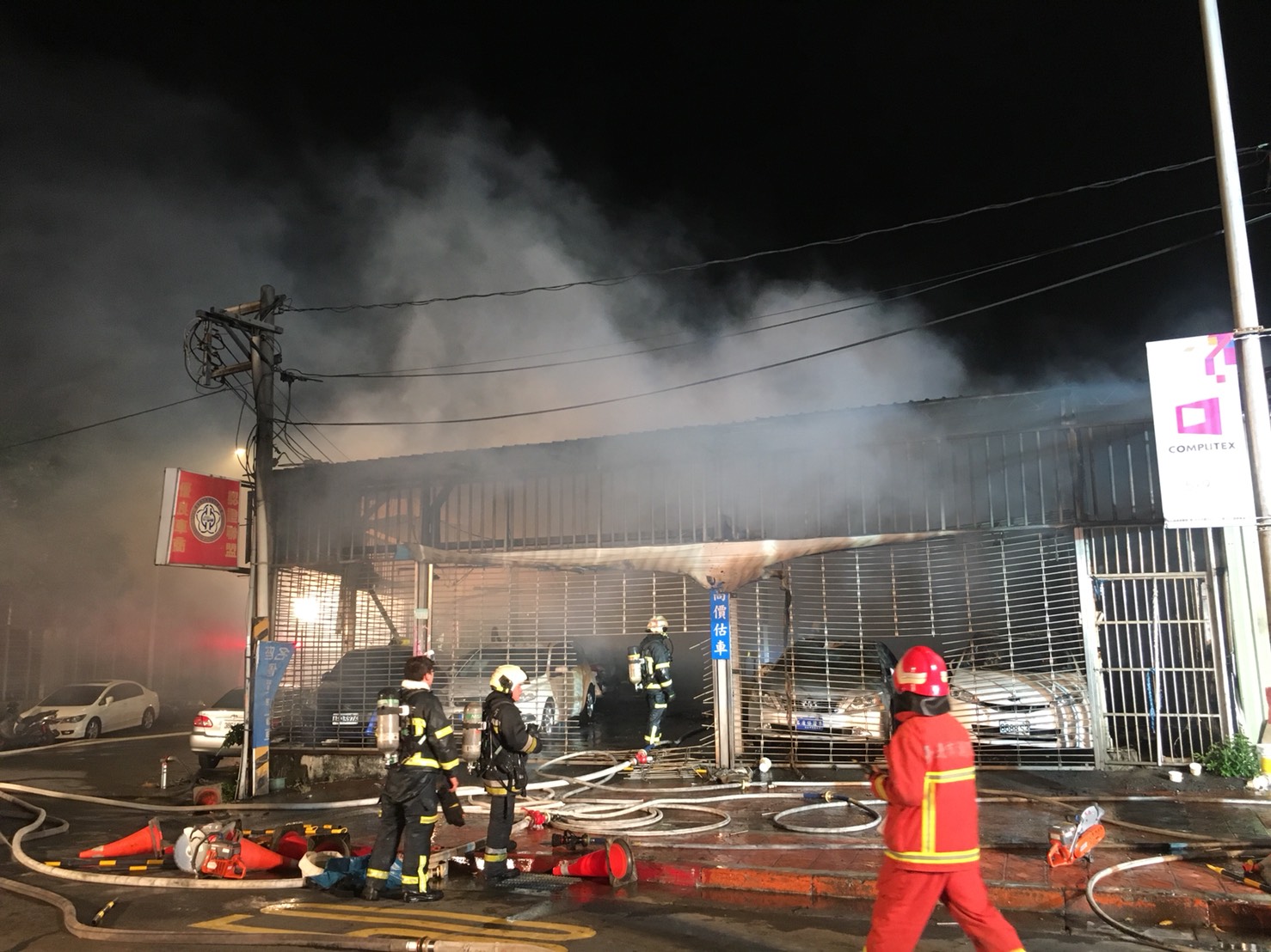 北市南港區深夜發生火警，一間汽車維修廠因不明原因起火，延燒至隔壁的中古車行及隔熱紙公司。