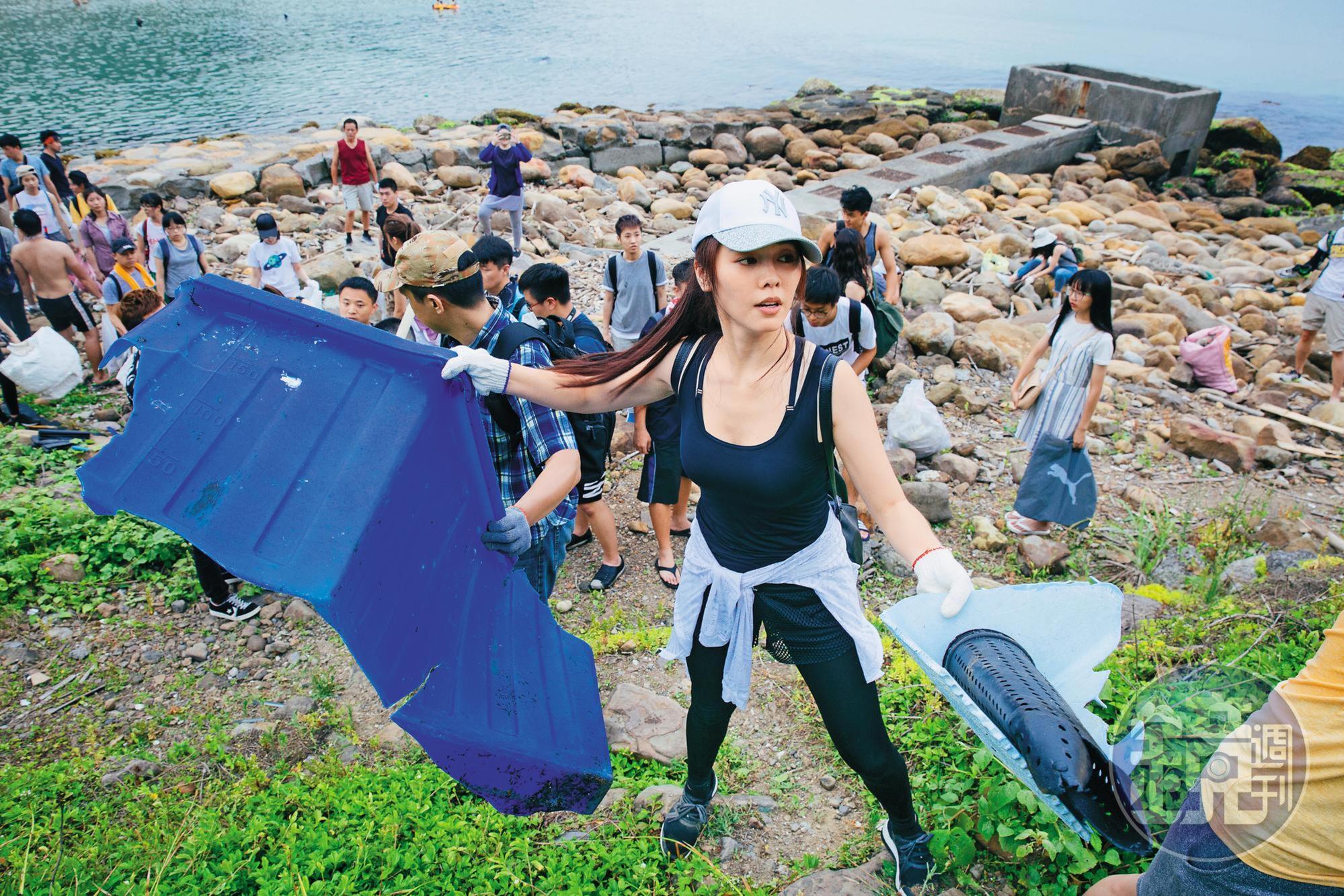許多粉絲在白家綺號召下，頂著34度高溫在海邊撿拾垃圾。