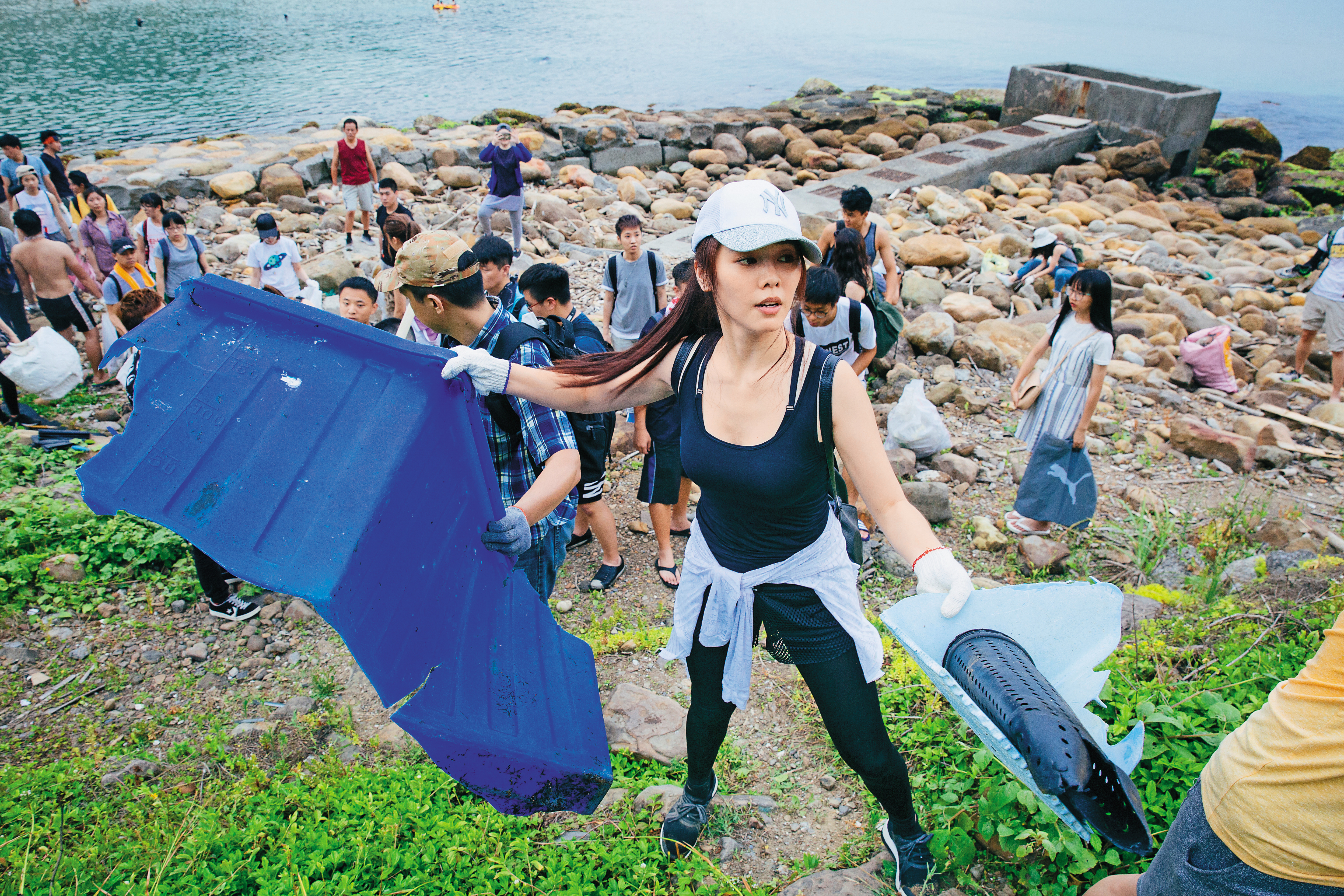 許多粉絲在白家綺號召下，頂著34度高溫在海邊撿拾垃圾。