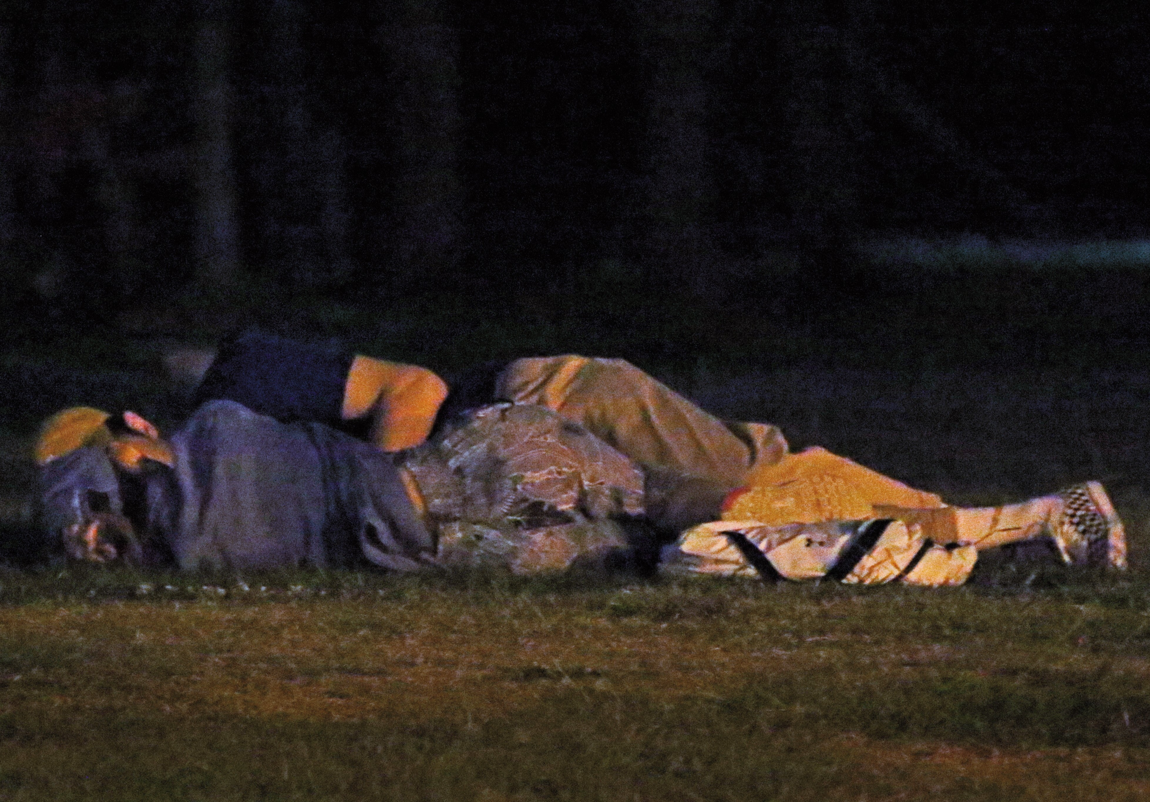 20:07　兩人側躺草地上，面對面近看著對方，張軒睿趁四下無人，伸手摟摸林明禎的腰。