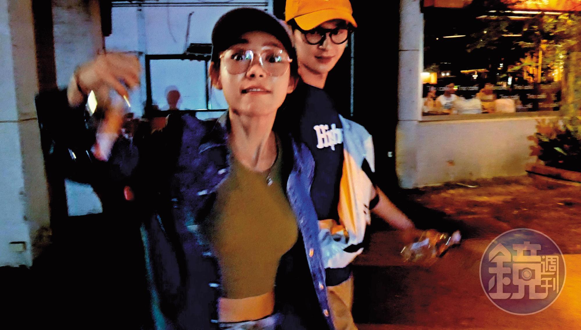 林明禎與張軒睿就算面對本刊記者拍攝，仍緊握著彼此的手，絲毫不怕戀情曝光。