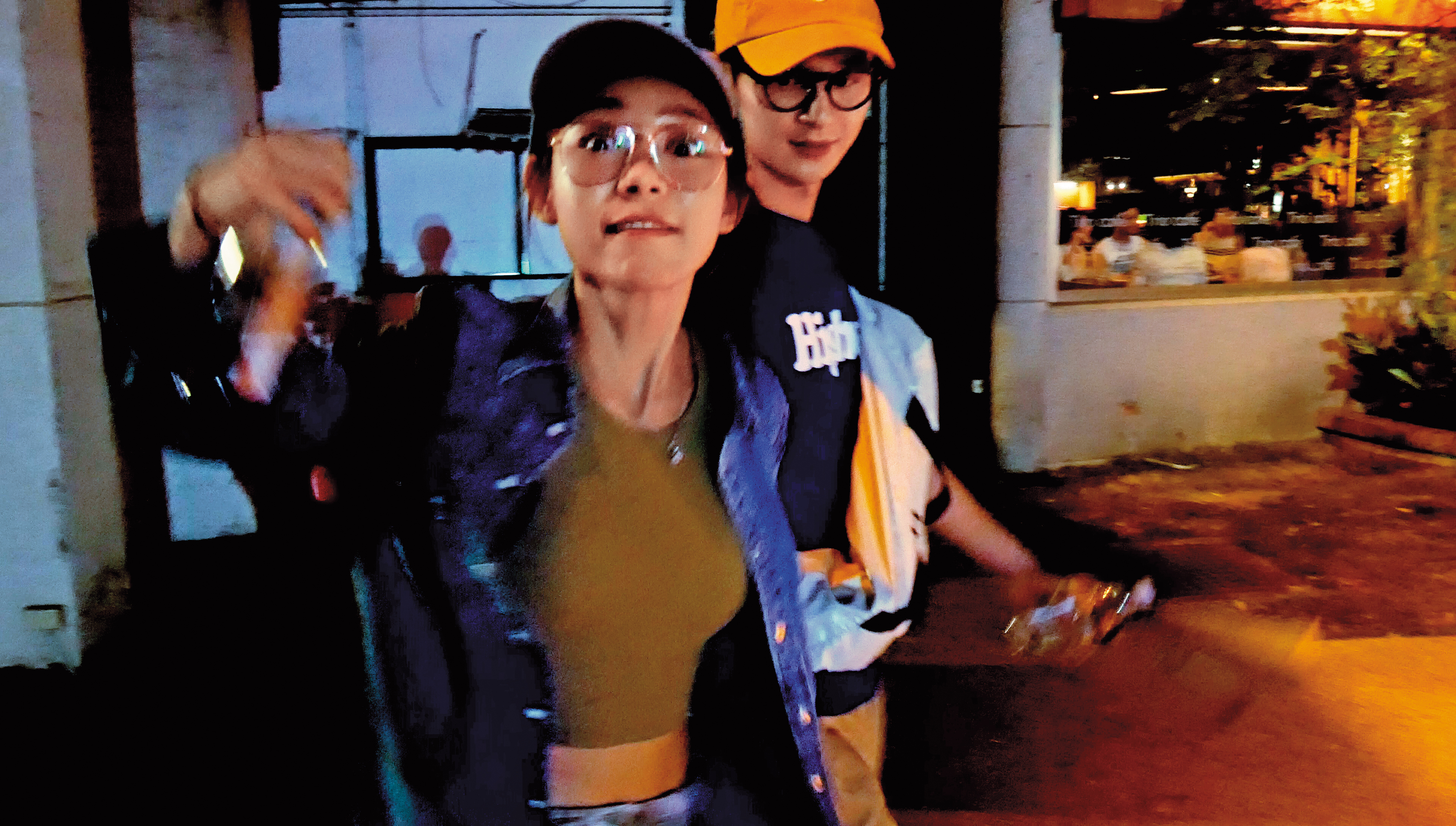 林明禎與張軒睿就算面對本刊記者拍攝，仍緊握著彼此的手，絲毫不怕戀情曝光。