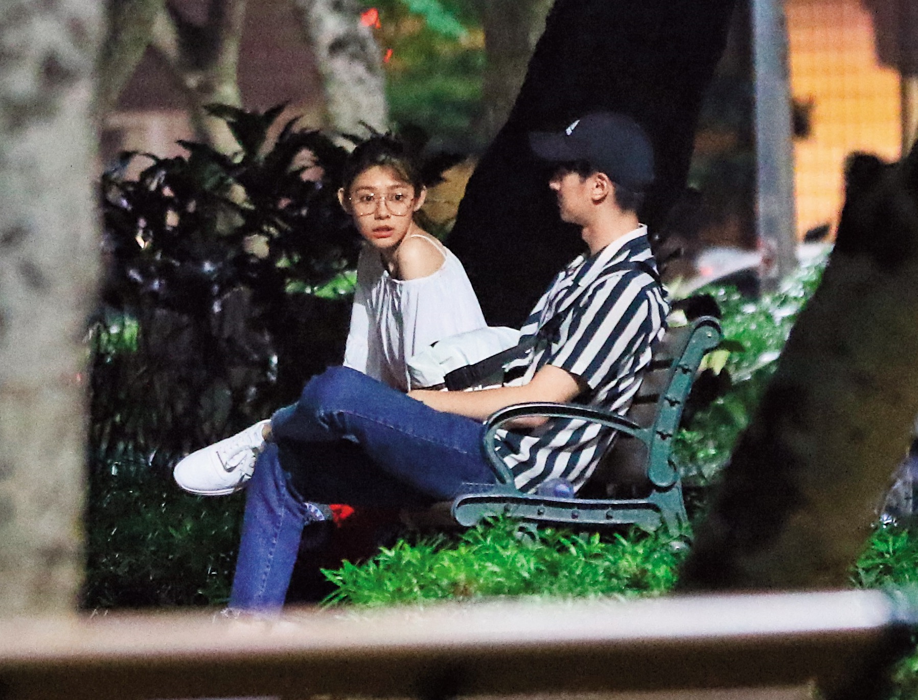 5/15 21:27　2人走到公園暗處的椅子，一直東張西望怕被發現，沒好好聊天。